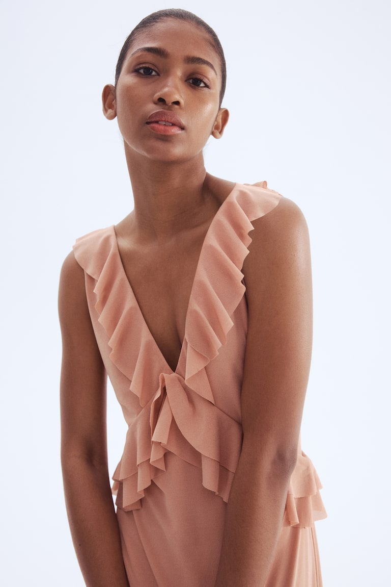 Abito con bordi a volant