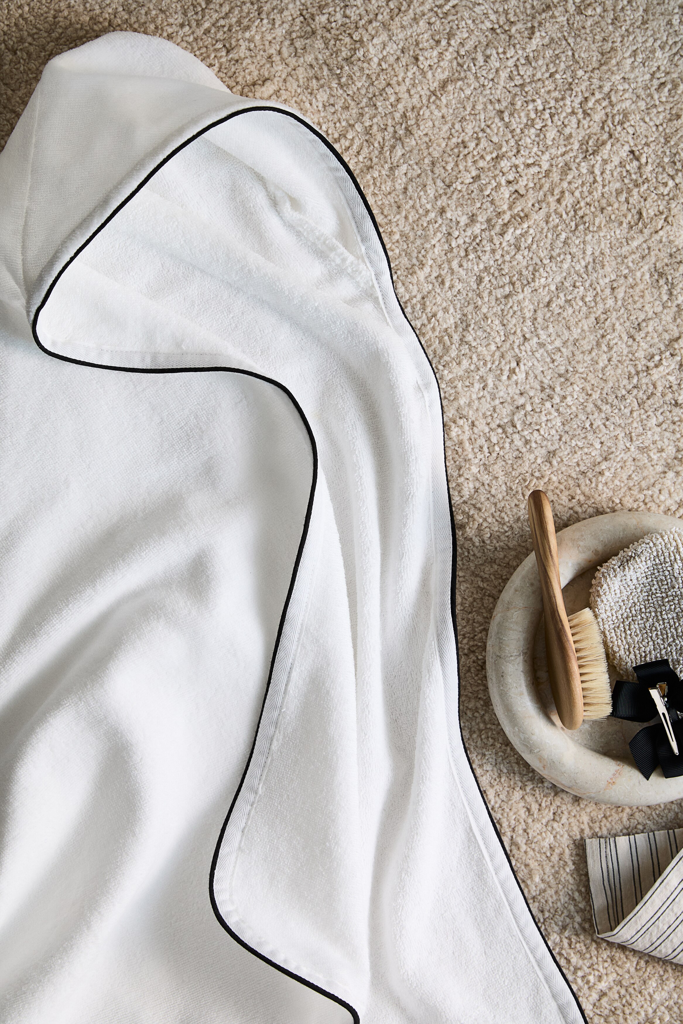 H & M - パイピングディテールフーデッドバスタオル - ブラック