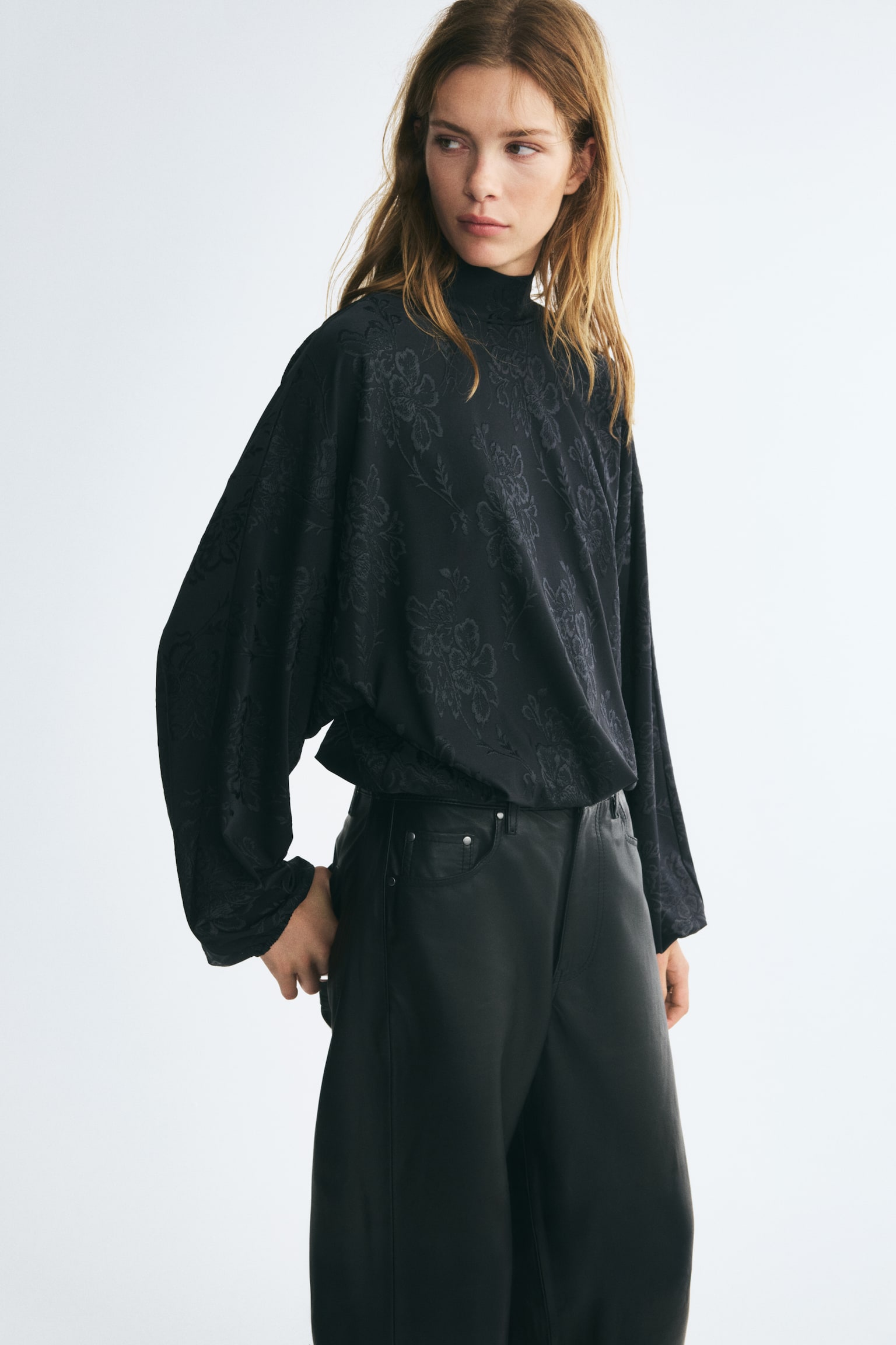 Женская блузка H&M Tie-Detail Jacquard-Jersey Blouse, цвет: Чёрный — фото 3