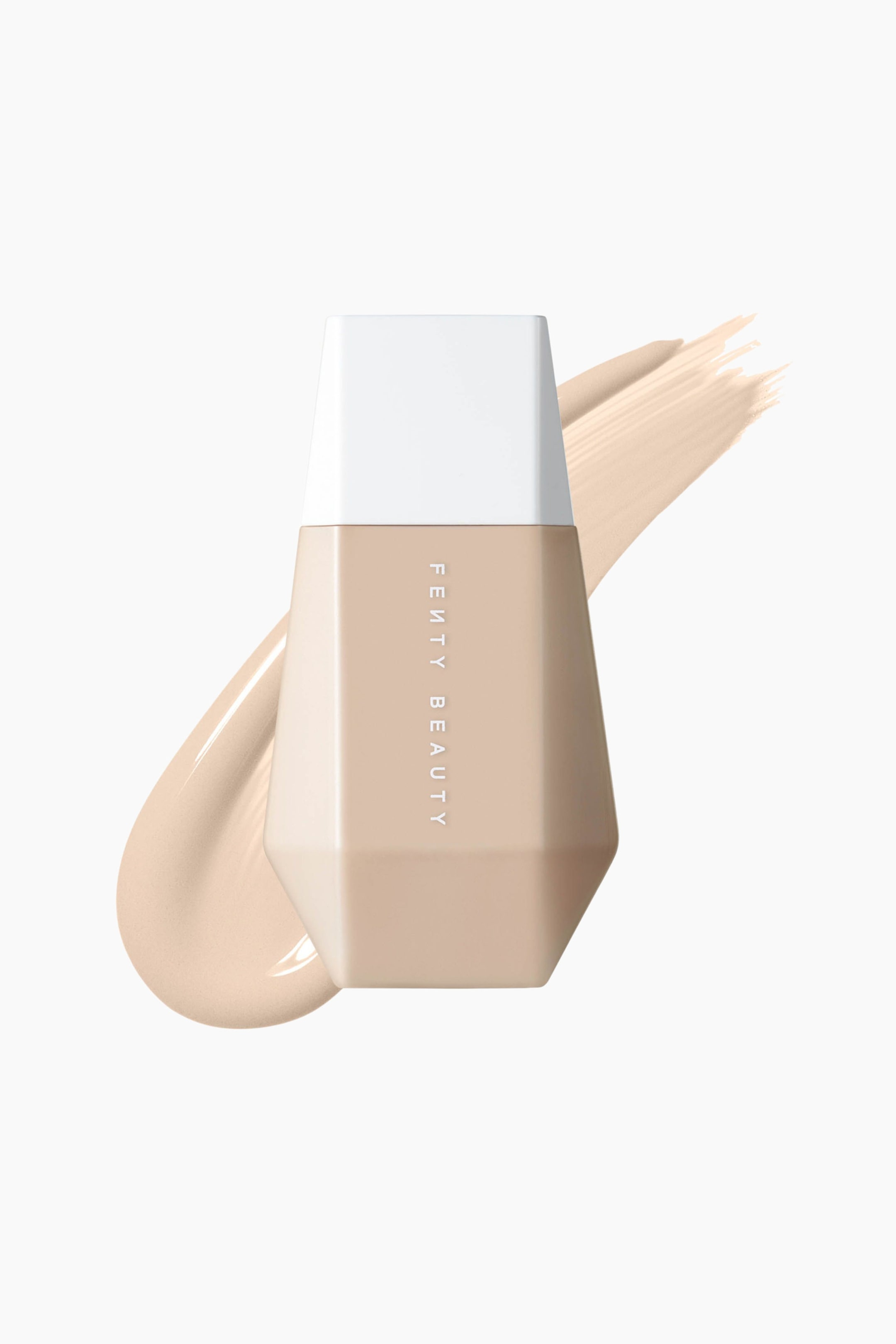 Visa större bild: En geometrisk, prismformad flaska med skin tint står upprätt och har en ljusbeige kropp med ett platt vitt lock och vertikal varumärkestext. En diagonal strykning av den matchande ljusbeiga liquid foundationen sträcker sig bakom flaskan och visar både en slät, glansig finish och en texturerad, utborstad effekt.