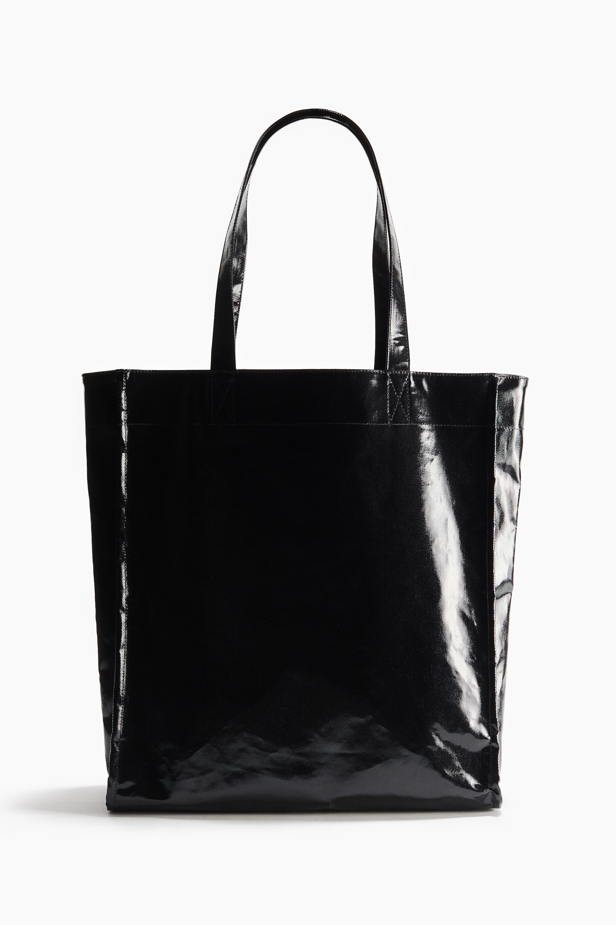 Grösseres Bild ansehen: Eine schwarze Tote Bag ist von vorne zu sehen und verfügt über eine glänzende Oberfläche sowie zwei Tragegriffe oben, mit sichtbaren Nahtdetails entlang der oberen Kante und an den Befestigungen der Griffe.