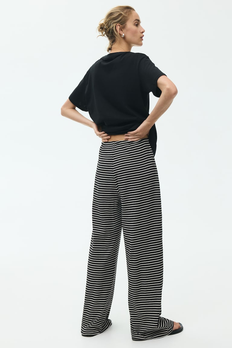 Rebraste pantalone s učkurom
