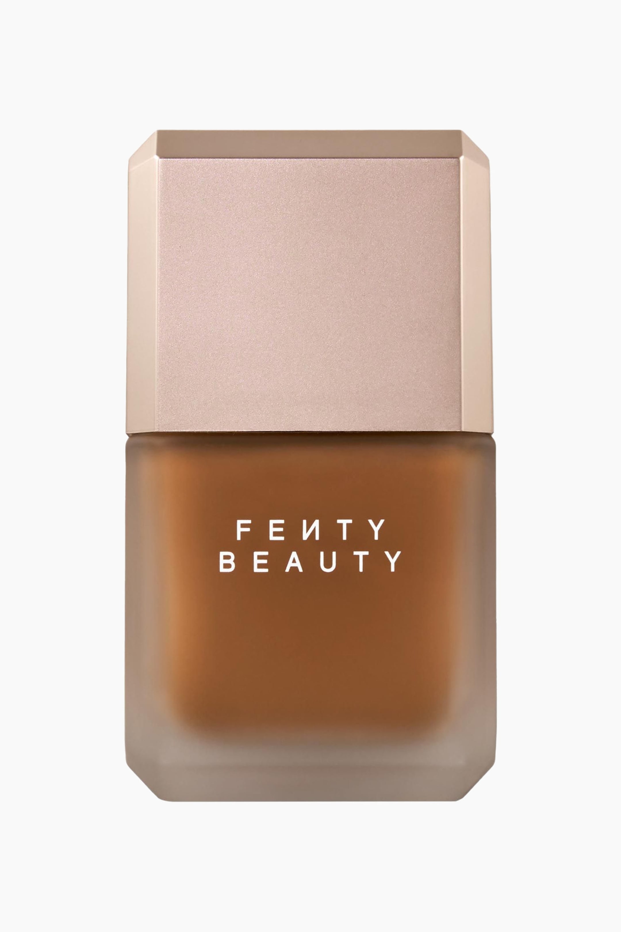 Visa större bild: Pro Filt'r Fluid Flex Matte Longwear Foundation står upprätt i en framåtriktad vy och visar en frostad, rektangulär glasflaska med fasade kanter som innehåller en djupt brun vätska. Flaskan visar den vita "FENTY BEAUTY"-logotypen på framsidan och har ett matchande fasat, metalliskt blekrosa lock.