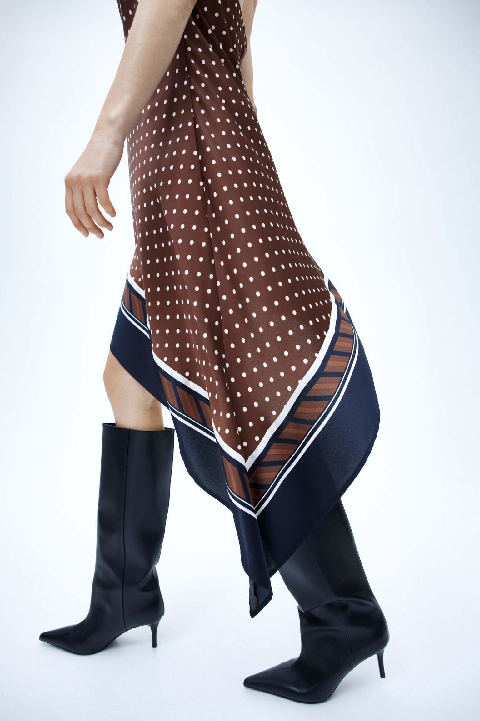 שמלת קולר א-סימטרית מסאטן - חום/נקודות - 2