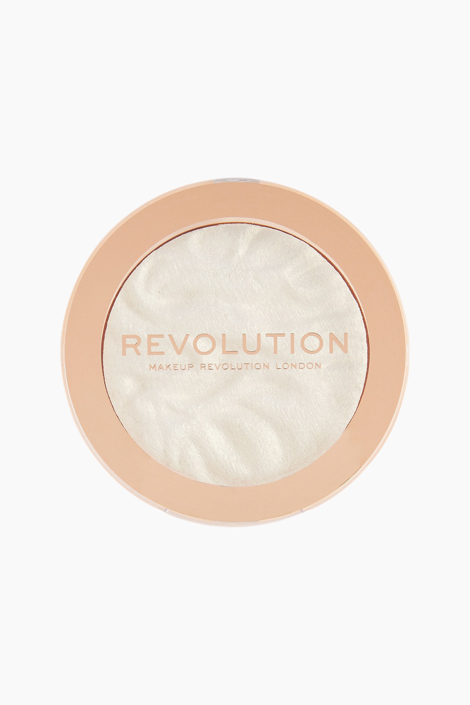 En rund make-up-kompakt ligger vÃ¤nd framÃ¥t och innehÃ¥ller ett pÃ¤rlemorskimrande vitt highlighterpuder med en vÃ¥gig, texturerad yta. Produkten Ã¤r innesluten i en persikofÃ¤rgad rund ram med ett klart plastlock som visar varumÃ¤rket "REVOLUTION MAKEUP REVOLUTION LONDON" i metallisk rosÃ©guldfÃ¤rgad text. - 1