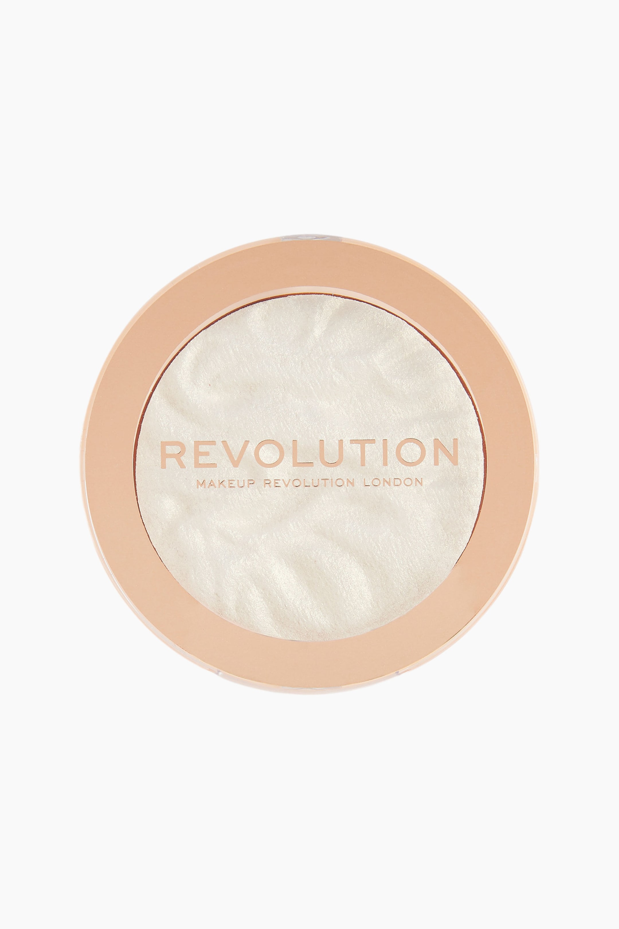 Näytä suurempi kuva: Pyöreä meikkipuuteri on suunnattu eteenpäin, ja siinä on helmiäisenvalkoinen highlighter-jauhe, jonka pinta on aaltoileva ja teksturoitu. Tuote on koteloitu persikanväriseen pyöreään kehykseen, jossa on läpinäkyvä muovikansi ja metallinhohtoisella ruusukultaisella tekstillä esitetty tuotemerkki "REVOLUTION MAKEUP REVOLUTION LONDON".