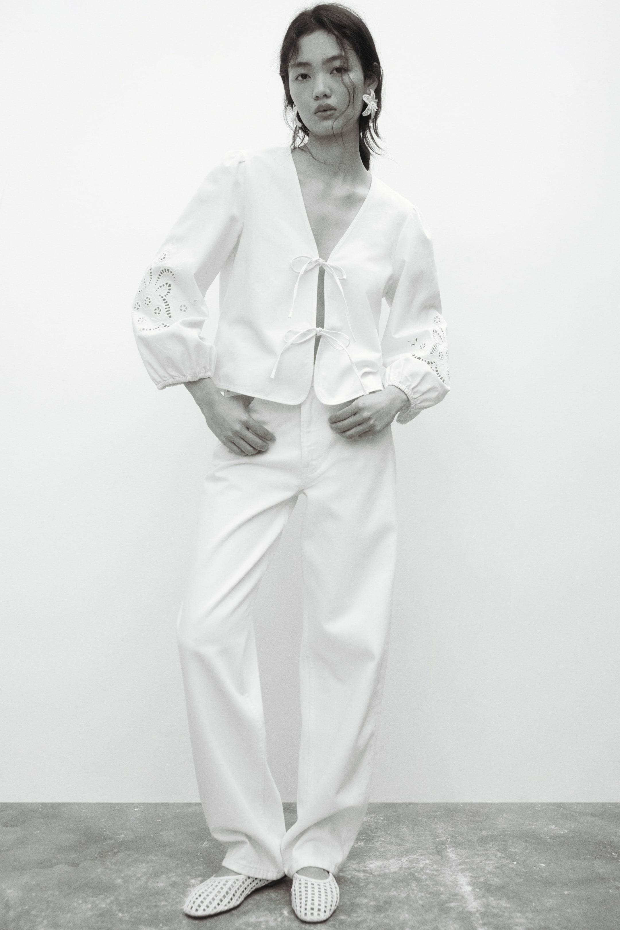 Женские куртки H&M Eyelet-Embroidered Jacket with Tie Detail — фото 4