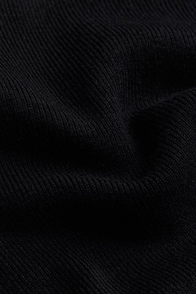 Sweter z watowanymi ramionami - Czarny/Kremowy/Czarne paski/Ciemnoszary - 5