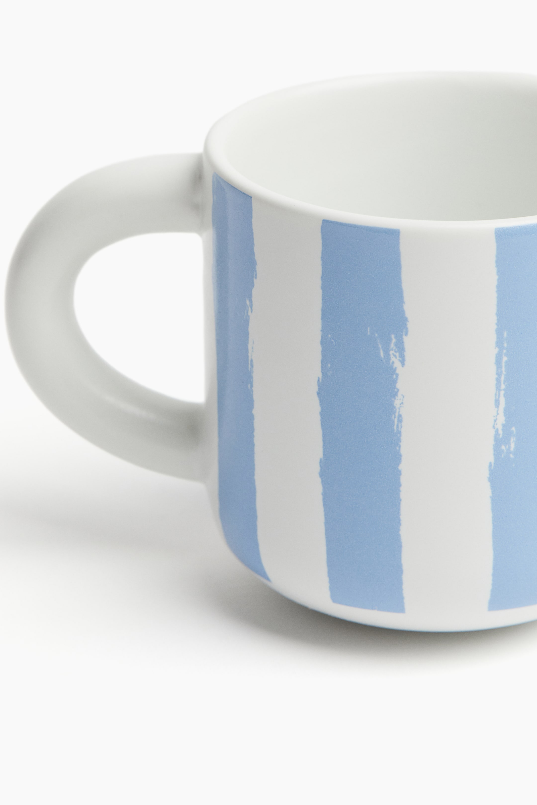 Tasse en porcelaine rayée