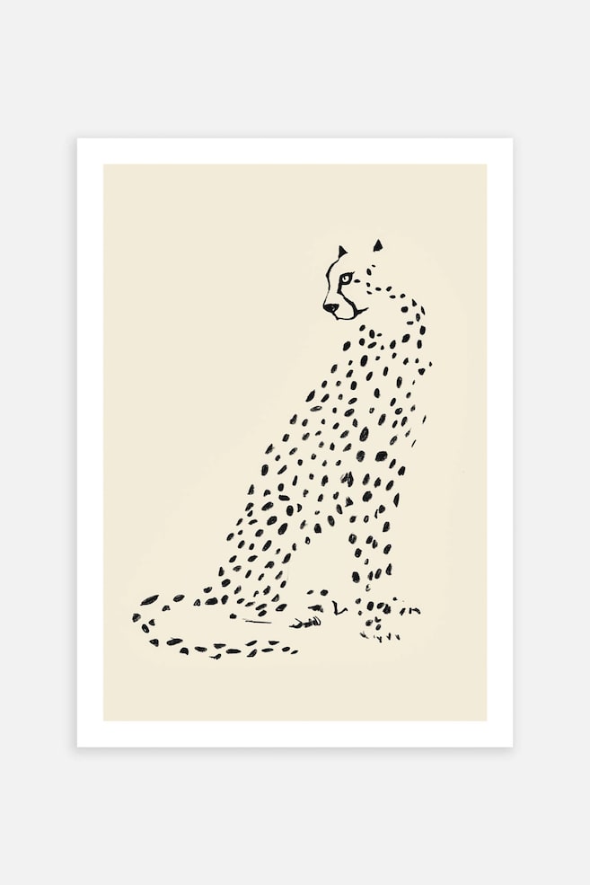 Ett konsttryck visar en minimalistisk svart blÃ¤ckillustration av en gepard som sitter och blickar tillbaka Ã¶ver sin axel mot en ljus krÃ¤mfÃ¤rgad bakgrund. Gepardens form Ã¤r Ã¥tergiven med enkla svarta flÃ¤ckar och konturer, och trycket Ã¤r avslutat med en vit kant. - 1