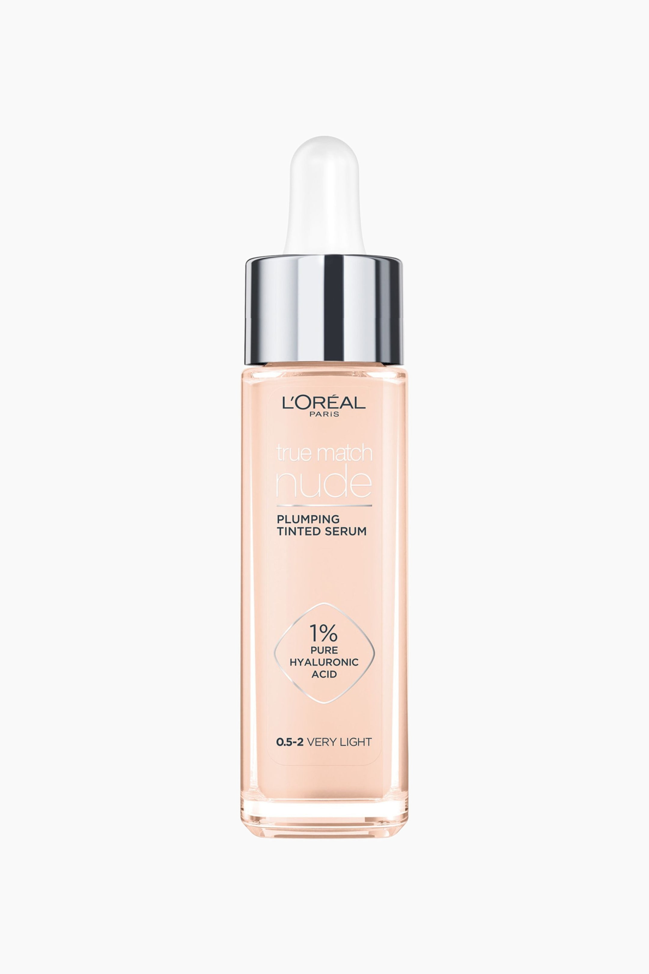 Vis større bilde: En L'Oréal Paris True Match Nude Plumping Tinted Serum-flaske står oppreist, og den gjennomsiktige glassbeholderen inneholder en lys ferskenfarget væske. Flasken har en hvit dråpetellerkork med en sølvfarget ring, og etiketten viser detaljer som «1 % ren hyaluronsyre» og «0,5–2 svært lys».