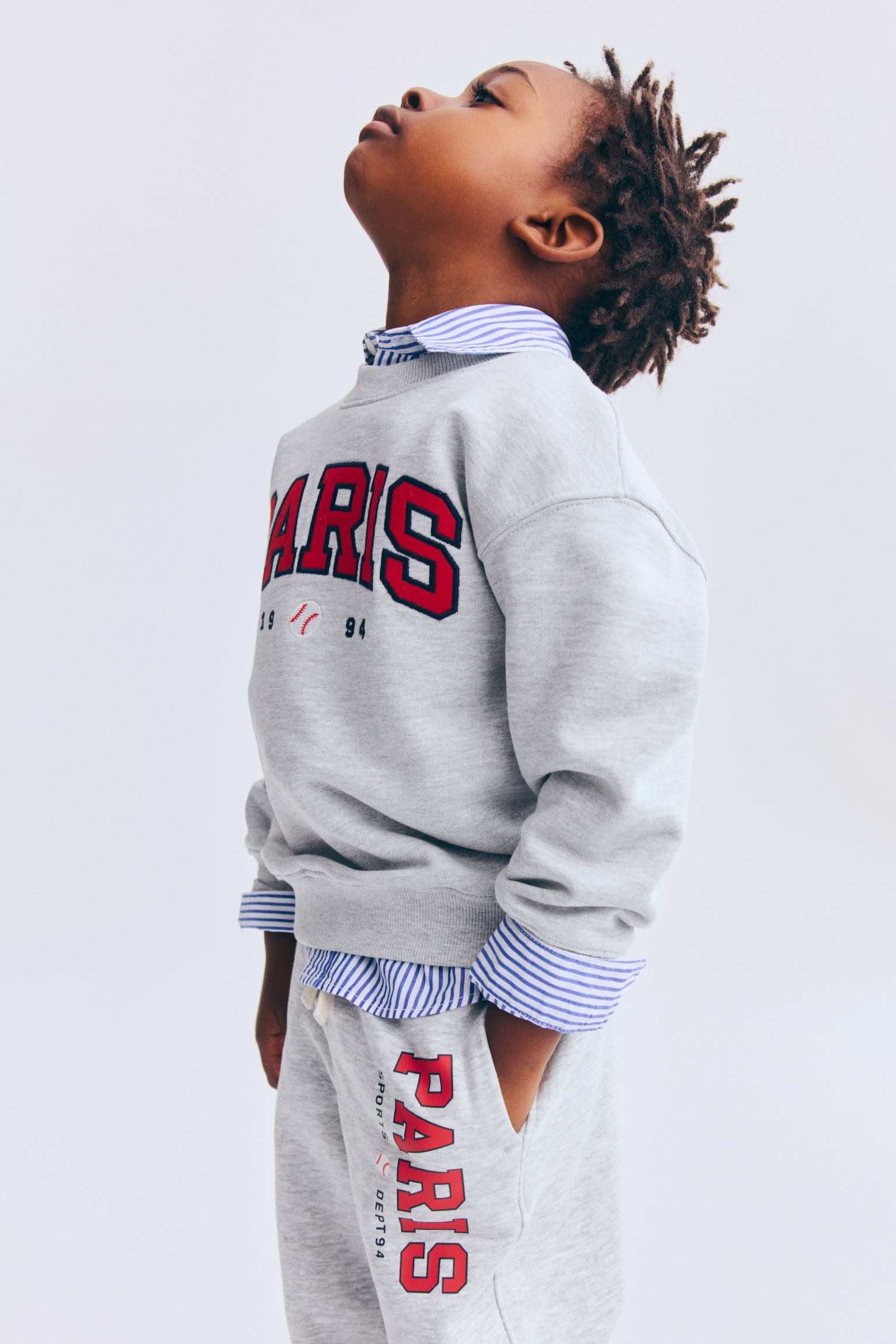 Pantalon jogger avec détails brodés - Gris clair chiné/Paris/Vert/Bleu clair/Everyday Club/Bleu marine/tennis - 4