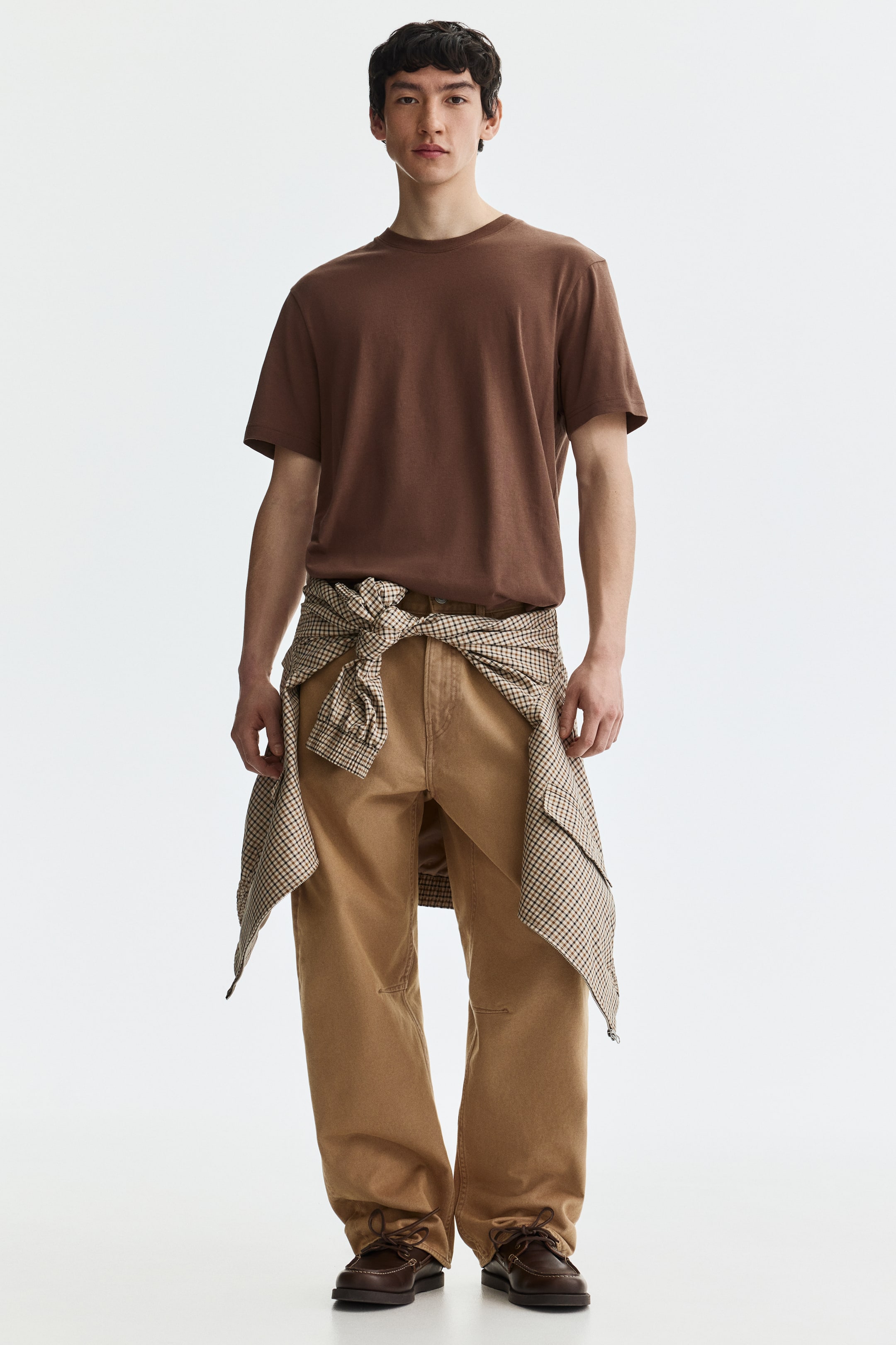 Agrandir l'image: Un t-shirt marron présente un col rond et des manches courtes, vu de face. Il affiche une texture de tissu lisse et une coupe standard.
