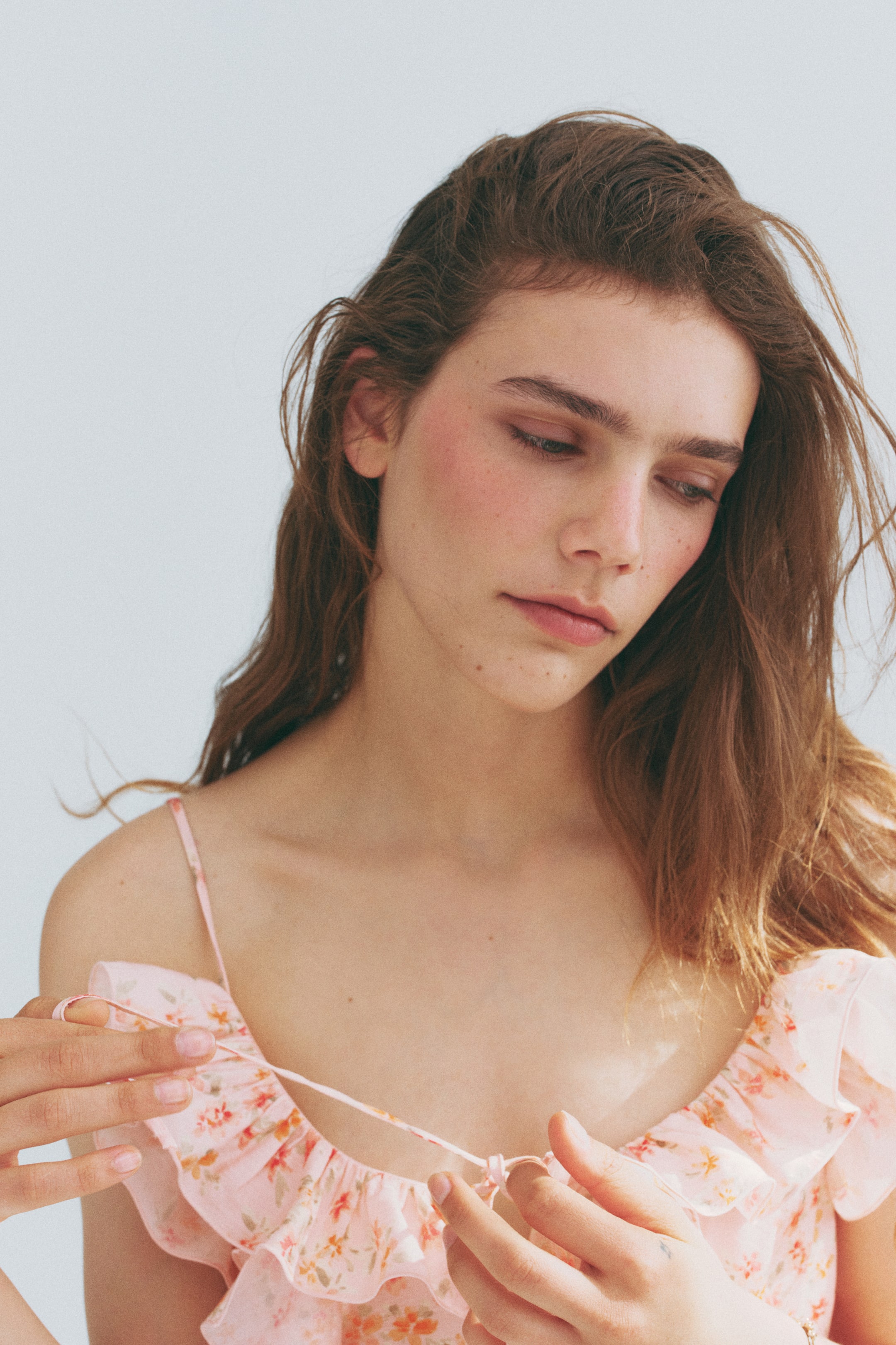Robe volantée à bretelles fines