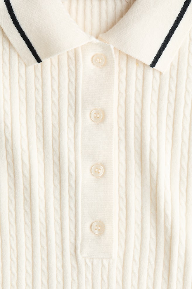 Abito a polo in maglia a trecce - Crema - 5