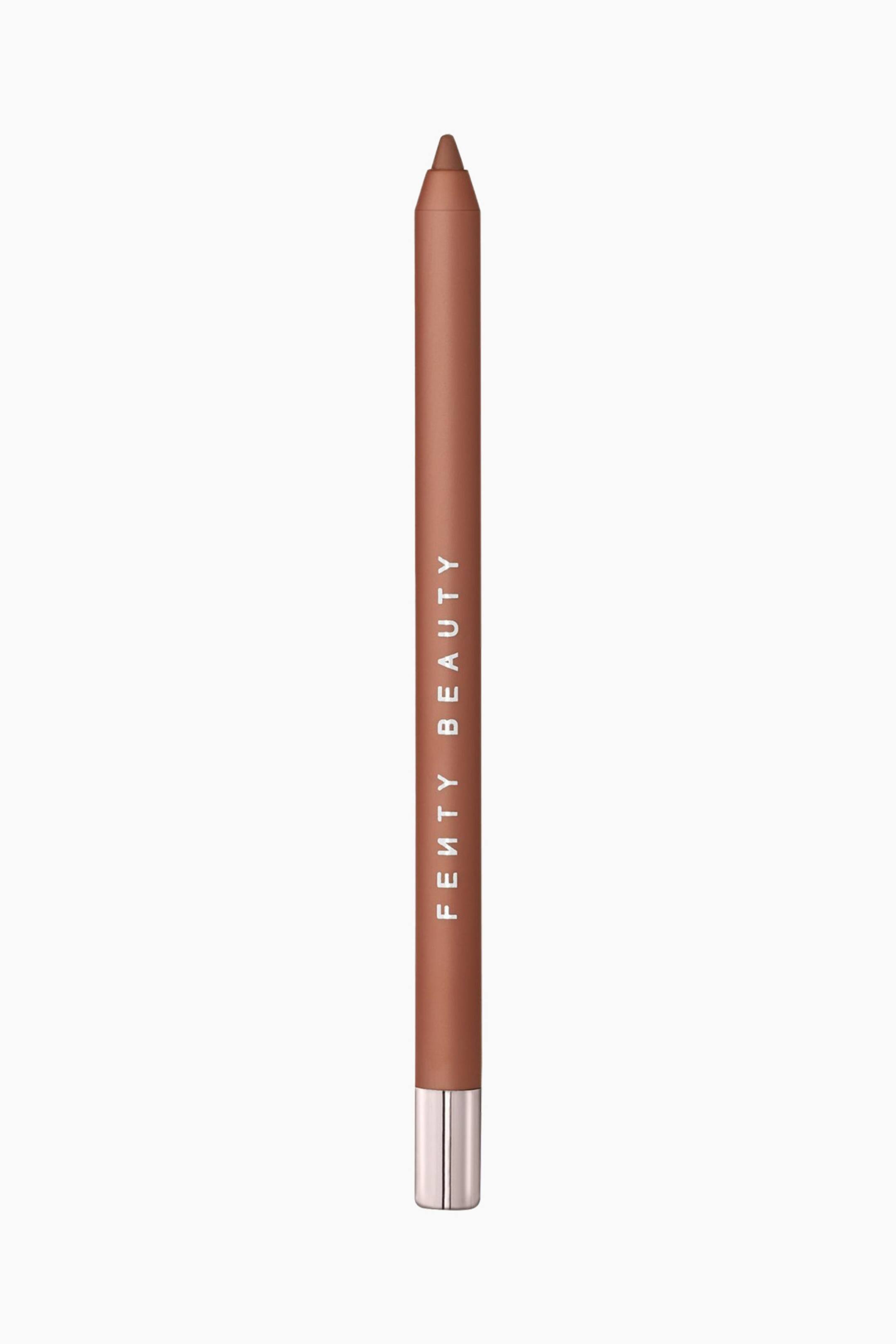 Visa större bild: Trace'd Out Longwear Waterproof Pencil Lip Liner står upprätt och vertikalt, med ett matt brunt hölje som matchar den vässade spetsen. Höljet har vit, vertikal ”FENTY BEAUTY”-logotyp och avslutas med en silvertonad metallisk ändkåpa.