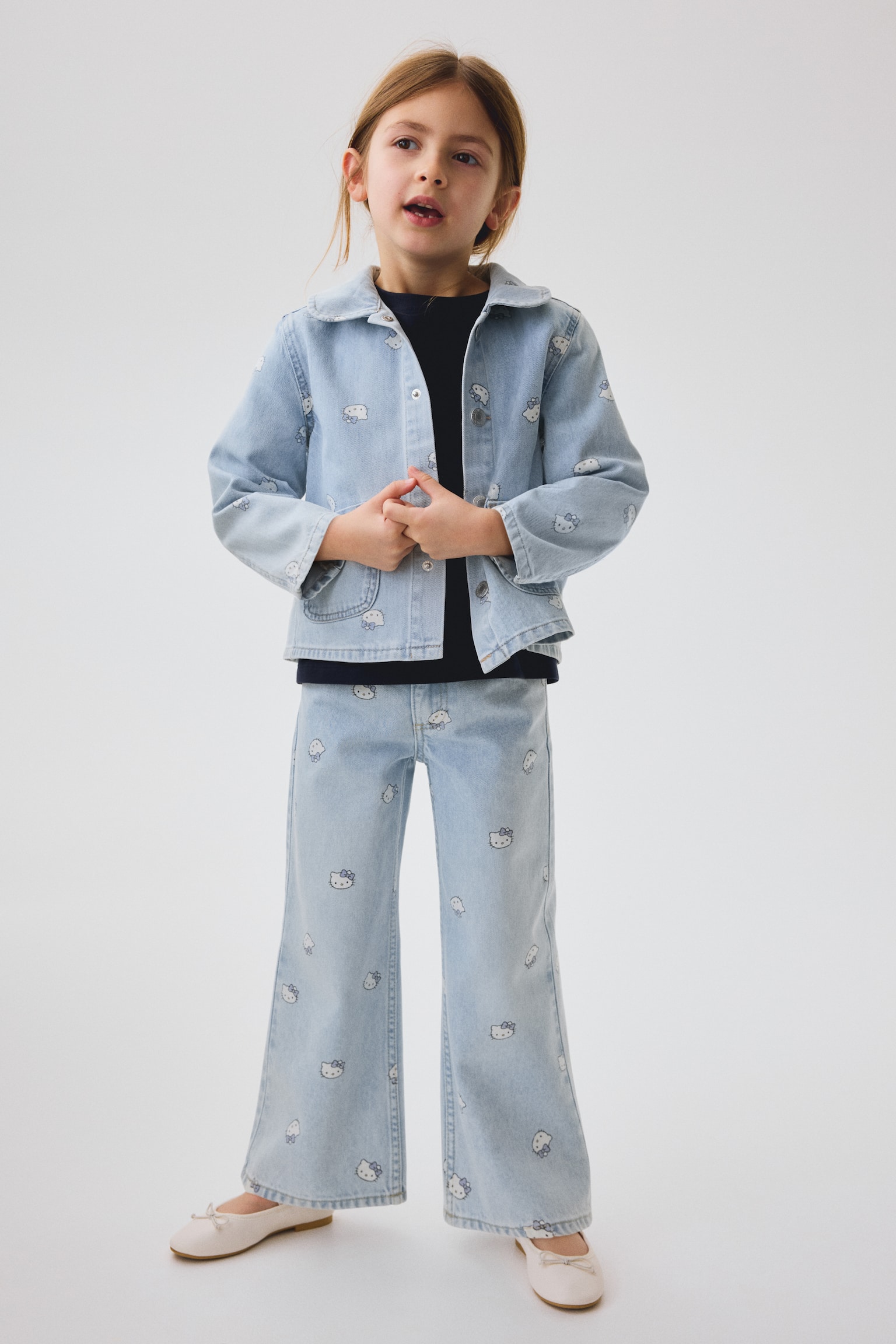 Printed Wide Leg Jeans - כחול ג'ינס חיוור/הלו קיטי/כחול ג'ינס/הלו קיטי - 5