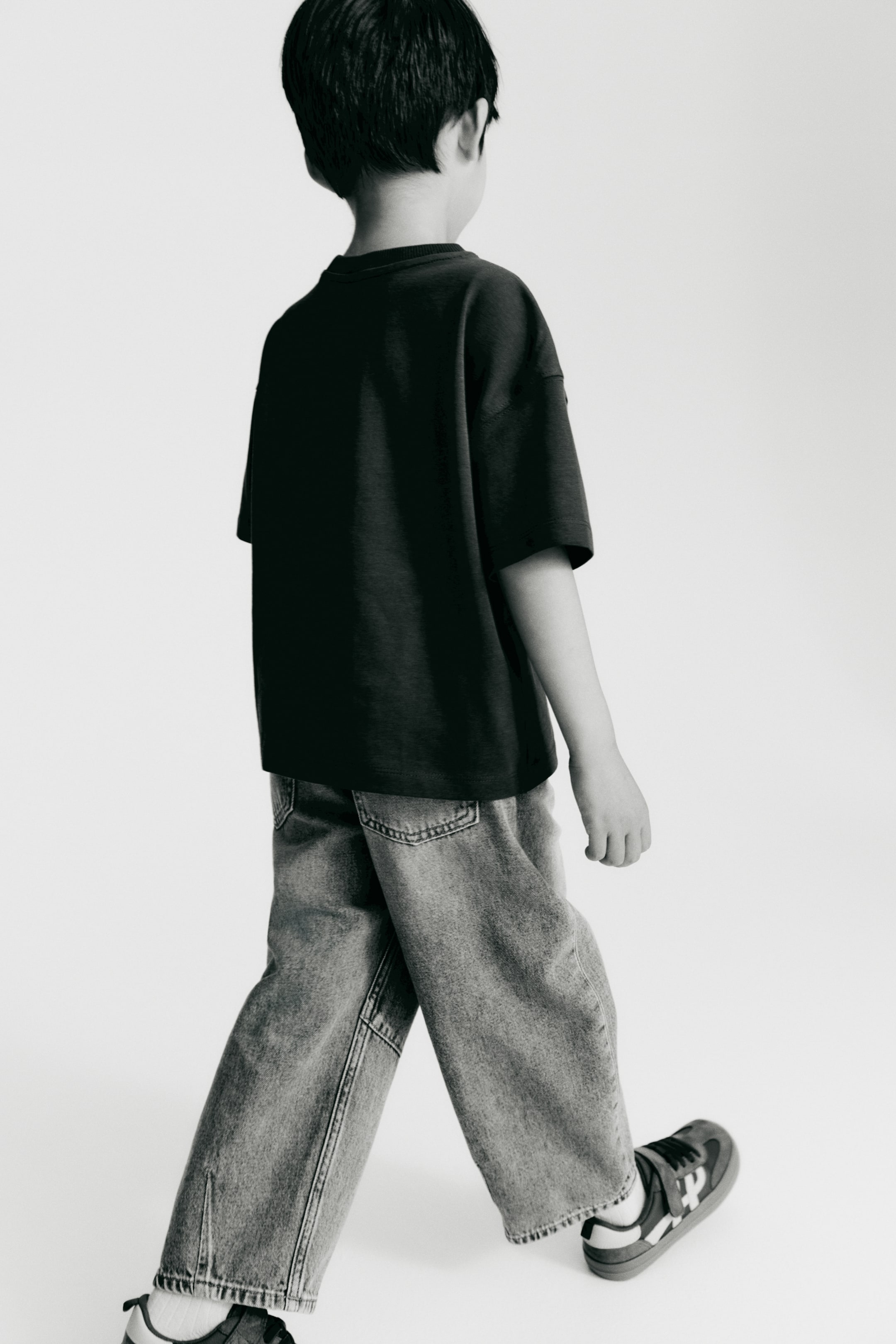 Loose-Fit Barrel-Leg Jeans