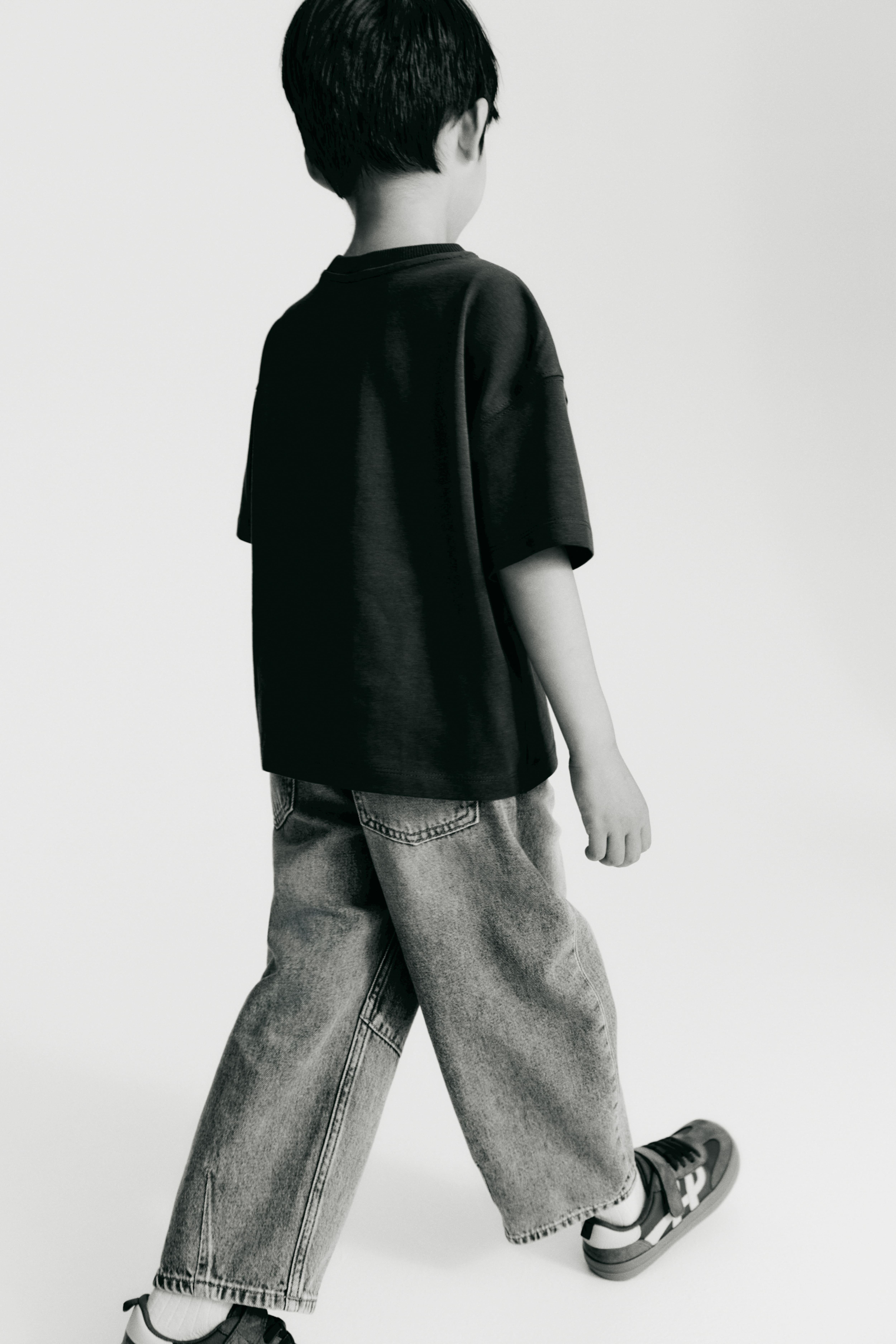 Loose-Fit Barrel-Leg Jeans