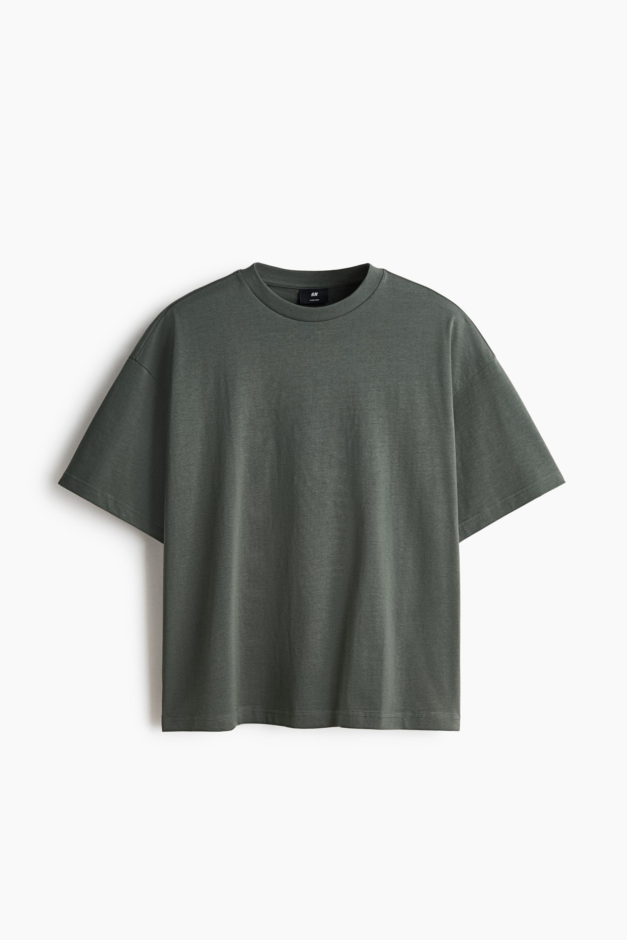 Xem ảnh lớn hơn: Áo phông kiểu dáng hộp màu xanh ô liu đậm làm từ vải cotton jersey được trình bày từ phía trước, nổi bật với cổ tròn có viền gân, vai thả và gấu áo cắt thẳng. Sản phẩm này thể hiện một dáng vẻ quá khổ, rộng rãi và cực kỳ thoải mái.