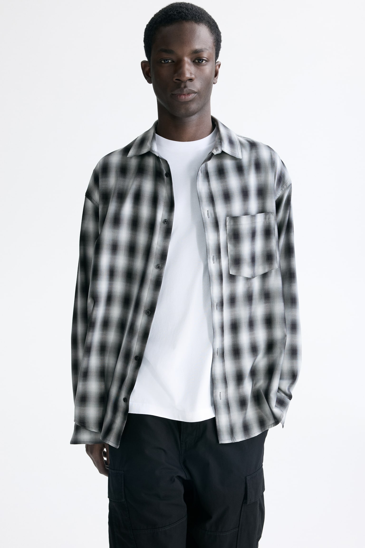 Мужская рубашка H&M Relaxed-Fit, цвет: Тёмный серый / Клетчатый — фото 4