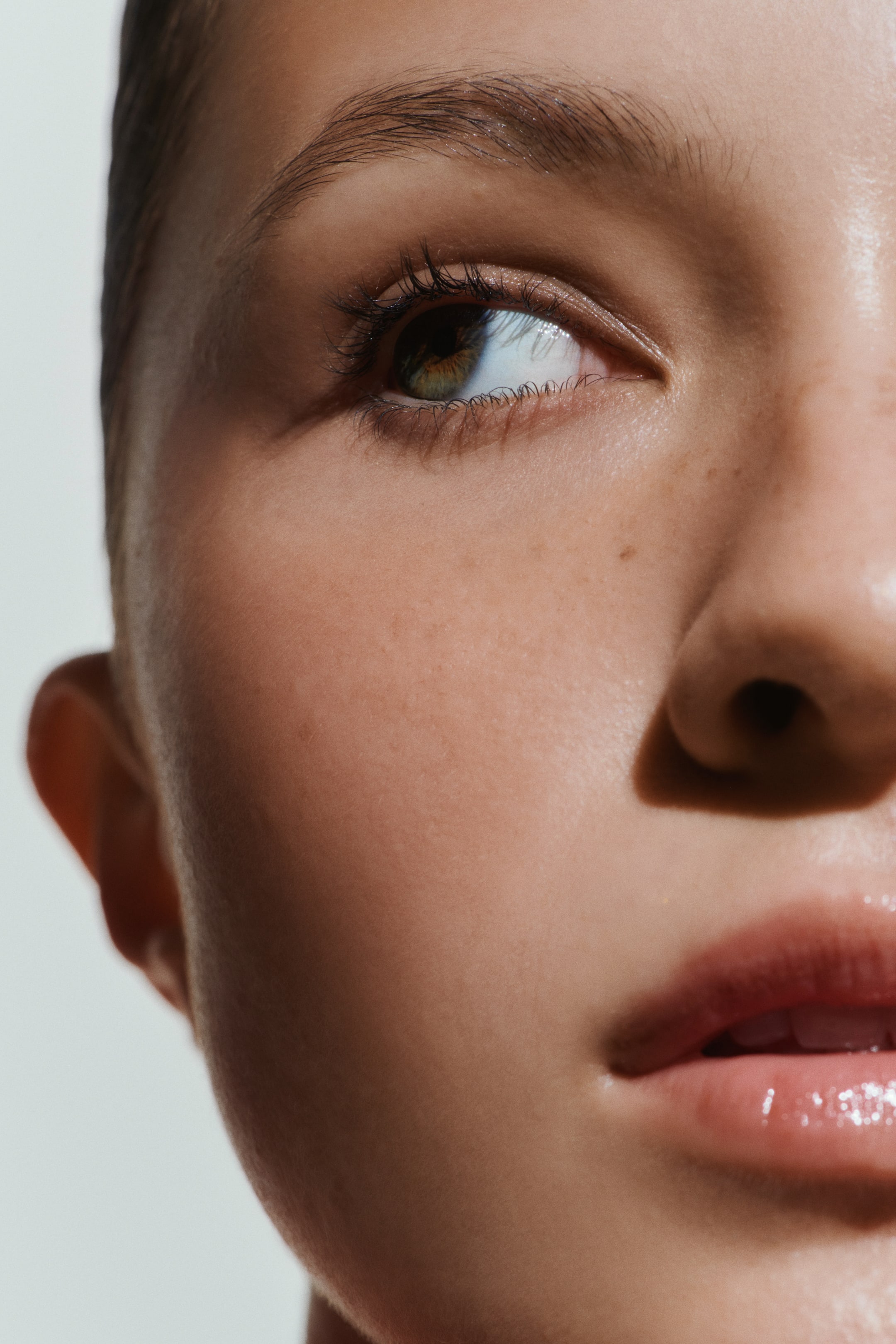 Ampliar la imagen: Este bronceador se lleva en el rostro de la modelo, añadiendo calidez y un suave resplandor a la tez, con un esculpido sutil que define el pómulo.