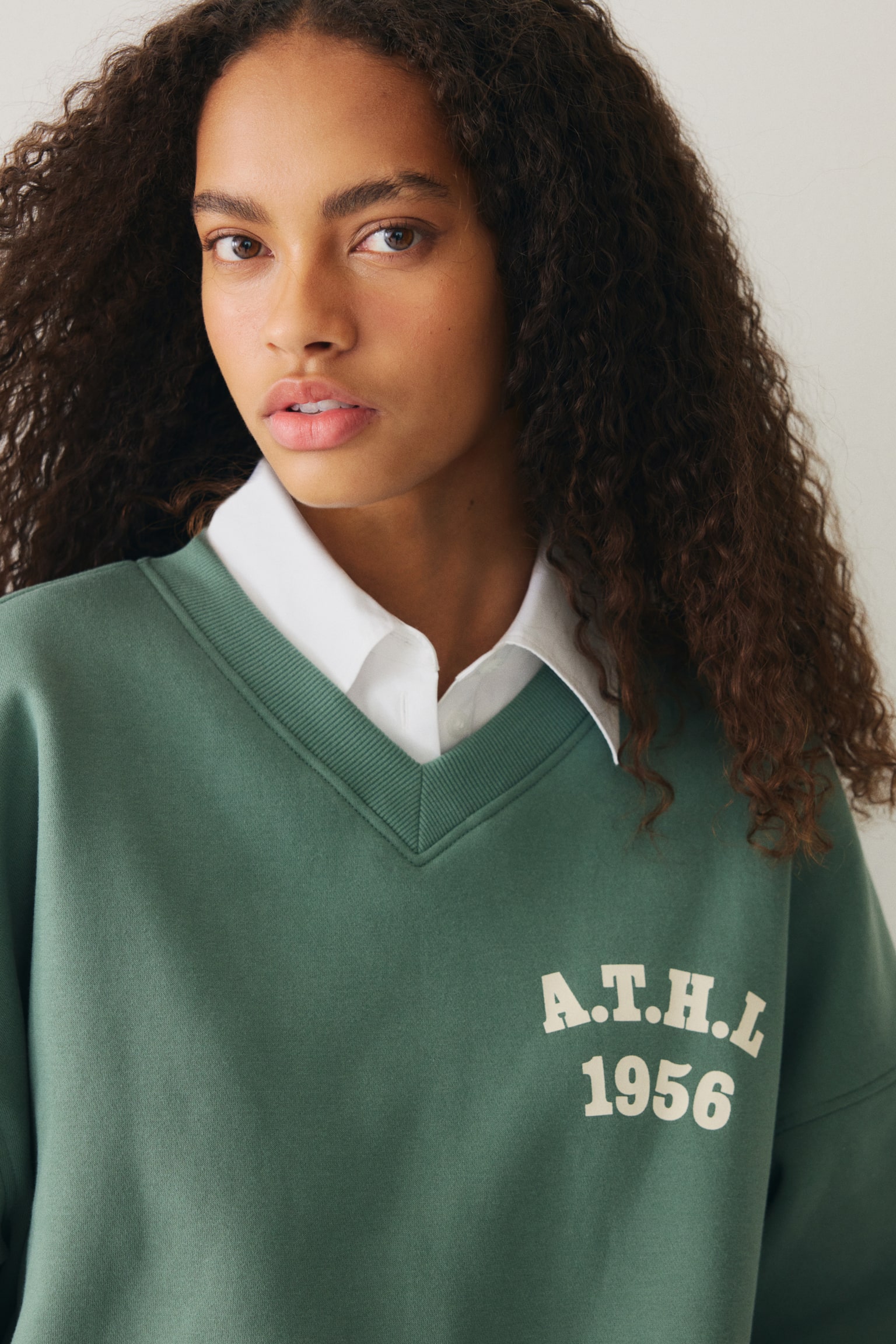 Oversized V-neck sweatshirt - Dusty green/A.T.H.L/Grey marl/Tennis Equipe/Dark grey/Long beach - 4