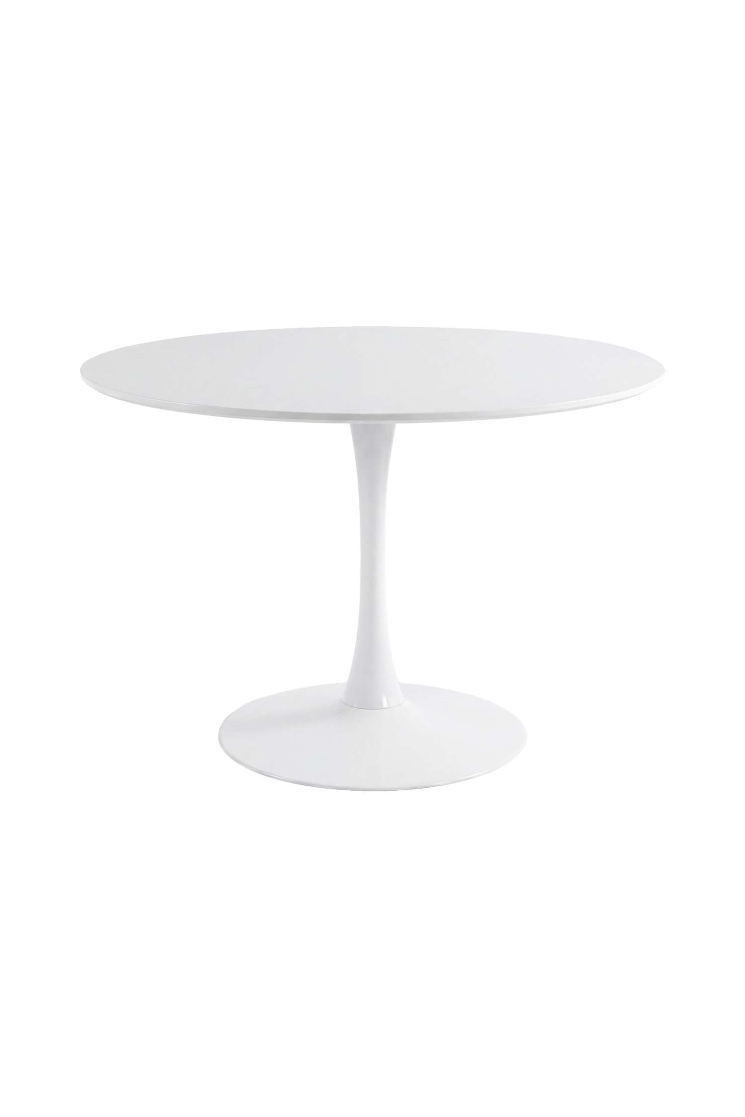 Una mesa pedestal redonda blanca presenta una superficie circular lisa sostenida por una Ãºnica base acampanada. A su izquierda hay una silla de madera clara con respaldo curvado de barrotes, asiento contorneado y patas cÃ³nicas.