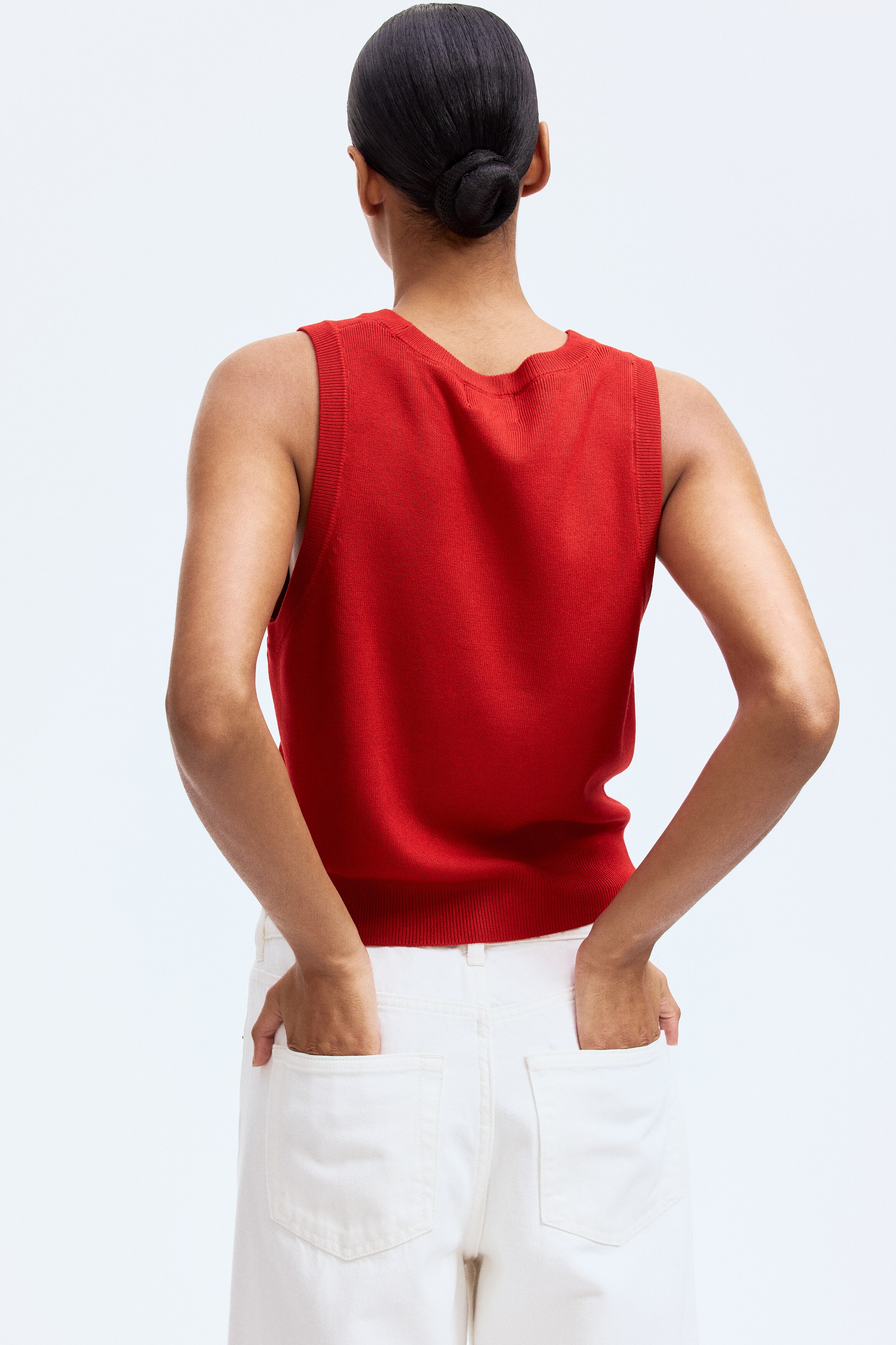 Fine-knit sweater vest