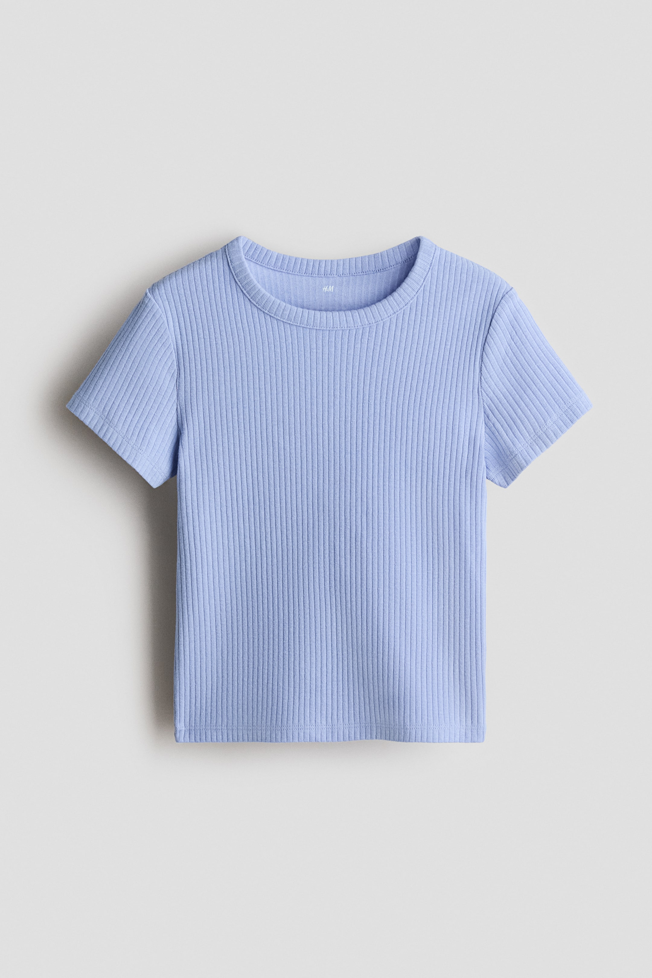 Xem ảnh lớn hơn: Áo màu xanh nhạt bằng vải cotton jersey gân, được chụp từ phía trước, có cổ tròn và tay ngắn.