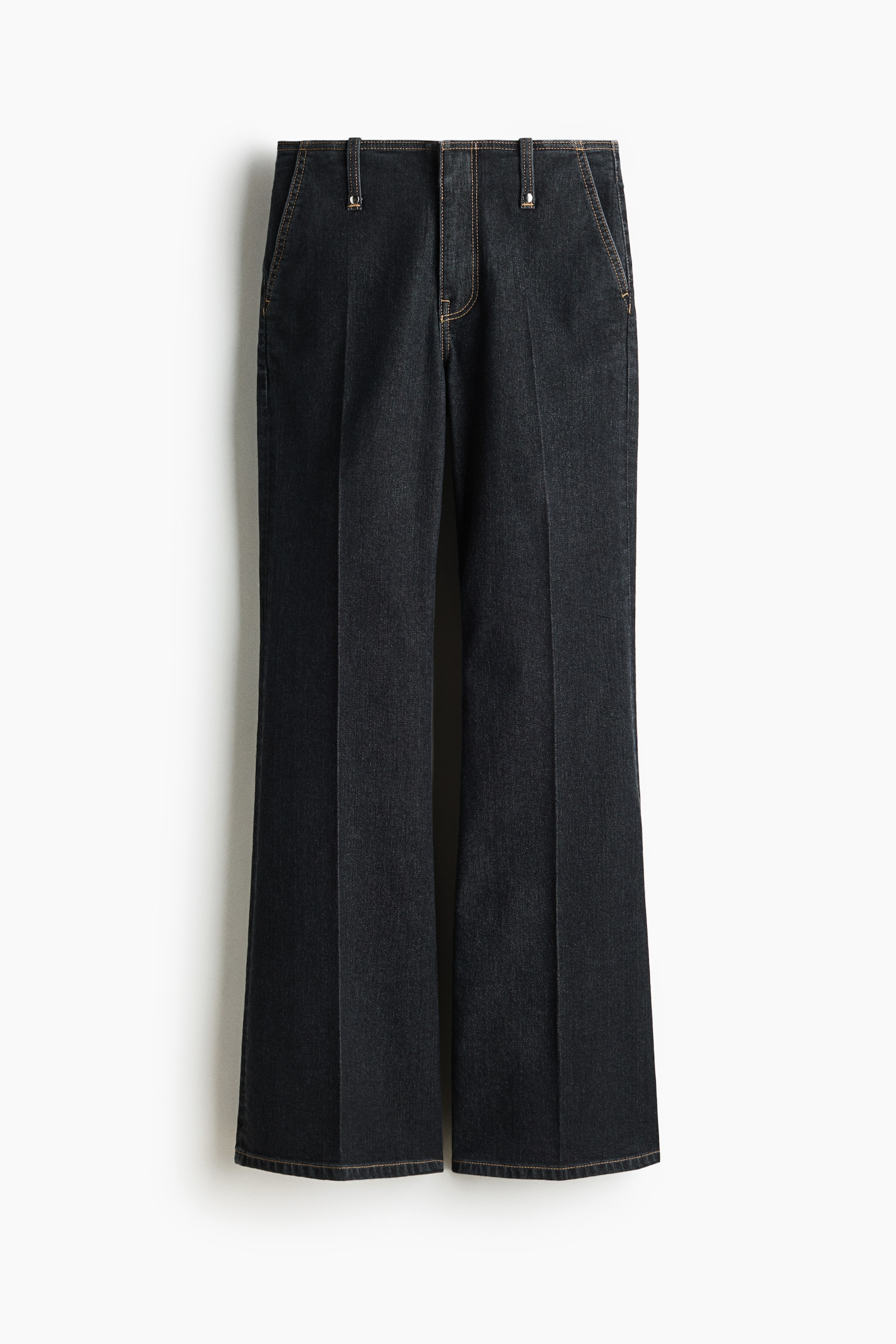 Visa större bild: Ett par mörktvättade denimjeans visas framifrån, med hög midja och en smal passform från midjan till låret, som vidgar sig från knät till fållen i en bootcut-stil. De är designade med gylf med dragkedja, diagonala sidofickor och veck som löper ner längs framsidan, allt accentuerat av kontrastsömmar och i en vanlig längd.