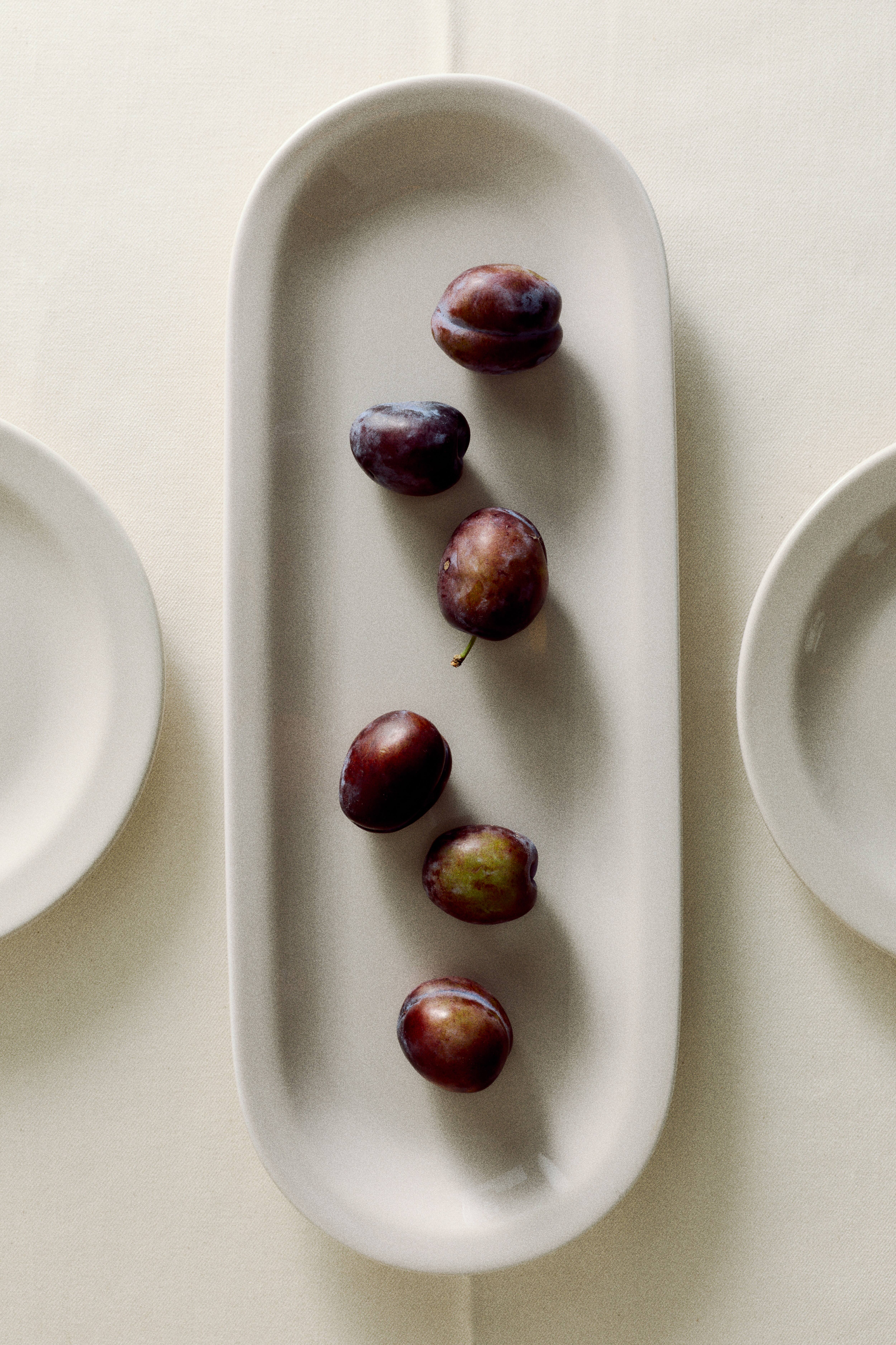 Assiette de service en porcelaine