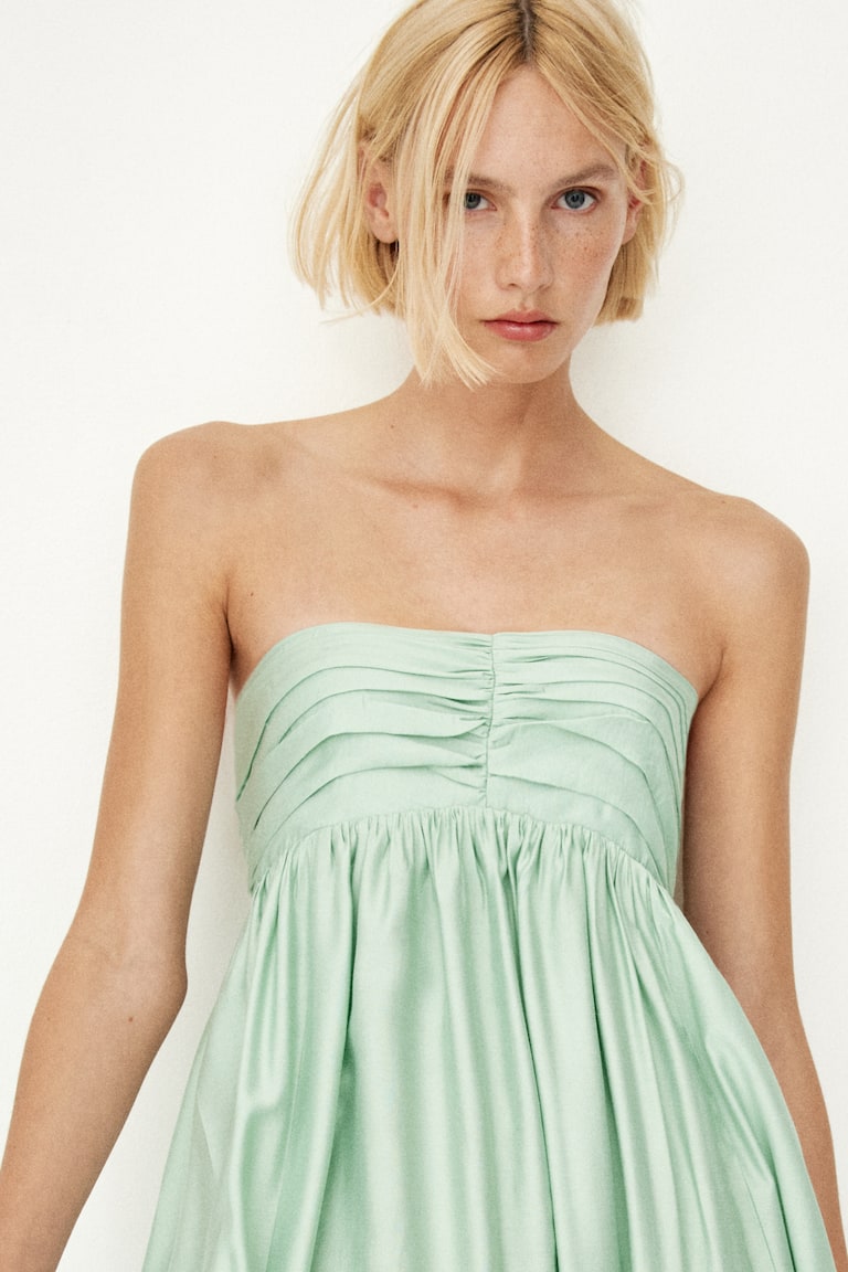 Vestido bandeau plisado