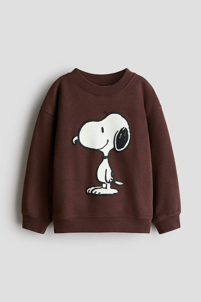 Bluza z meszkiem wewnątrz i nadrukiem - Ciemnobrązowy/Snoopy/Ciemnoczerwony/Spider-Man/Ciemnoszary/Batman/Kremowy/Pokémon/Jasnobeżowy/Auta/Kremowy/Komiksy Marvela/Jasnobeżowy/Snoopy/Zakurzony błękit/Star Wars - 1
