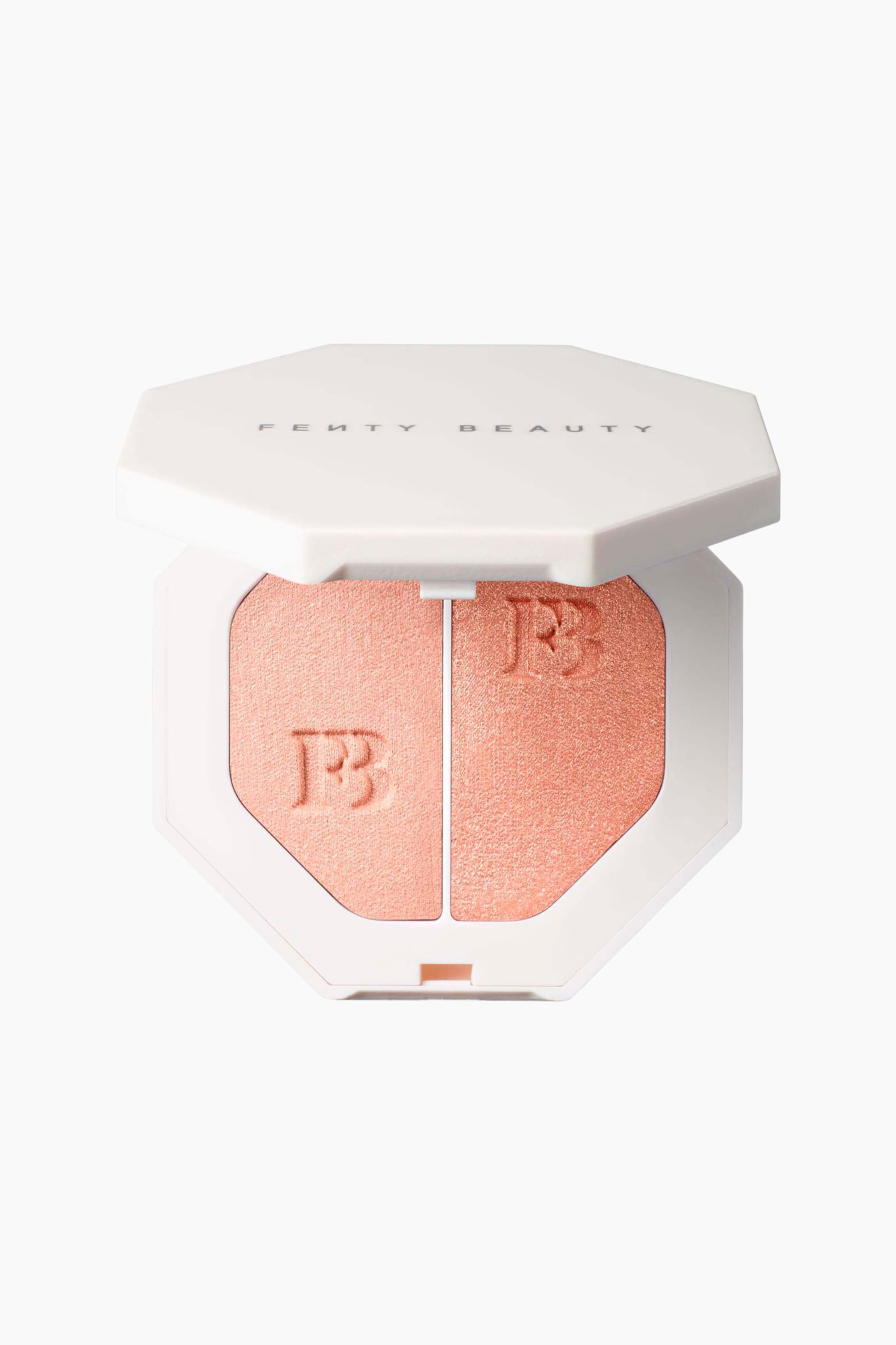 Visa större bild: Killawatt Freestyle Highlighter Duo visas i ett öppet, vitt, oktagonalt etui som är vänt framåt. Det visar två skimrande puderpanor i persikotoner, båda med ett präglat "FB"-monogram, med en ljusare nyans med satinfinish till vänster och en djupare nyans med metallicfinish till höger.