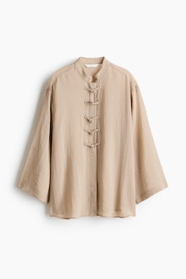 Blus med knappar och öglor