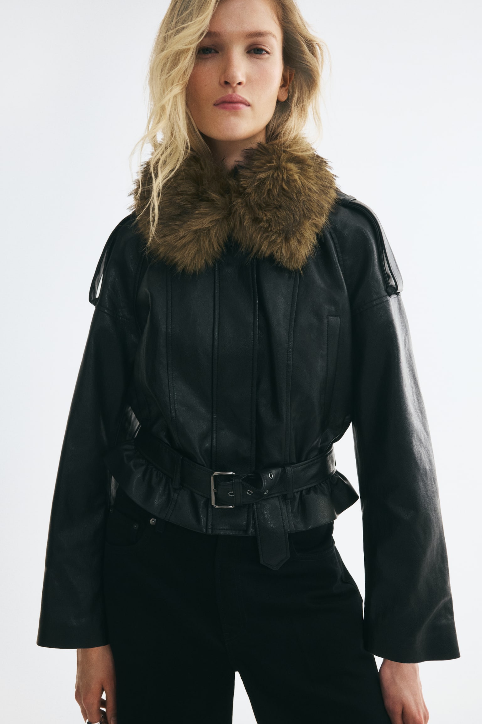 Женская куртка H&M Coated Jacket with Fluffy Collar, цвет: Чёрный — фото 4