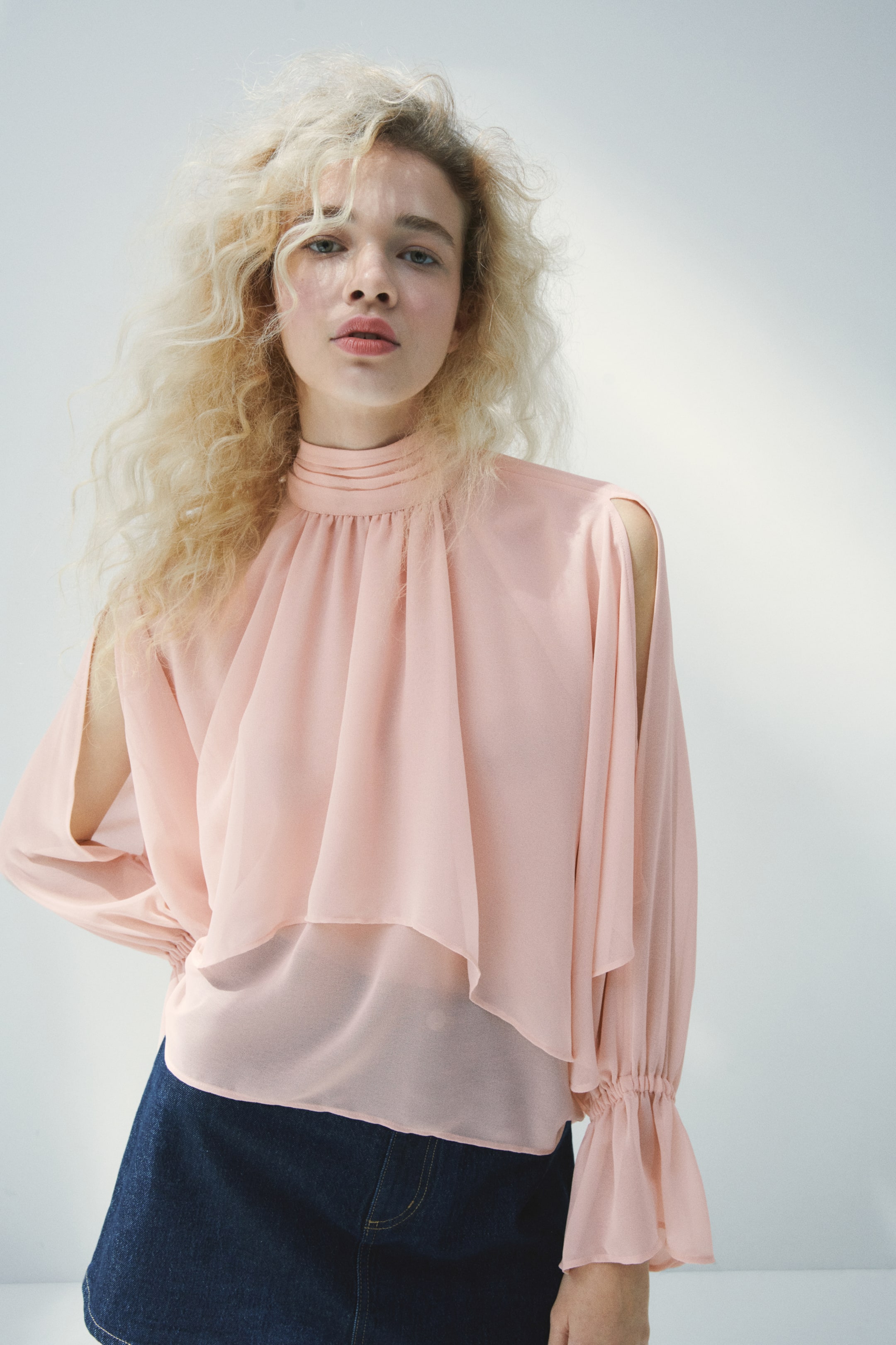 Blouse volantée avec détail style cape
