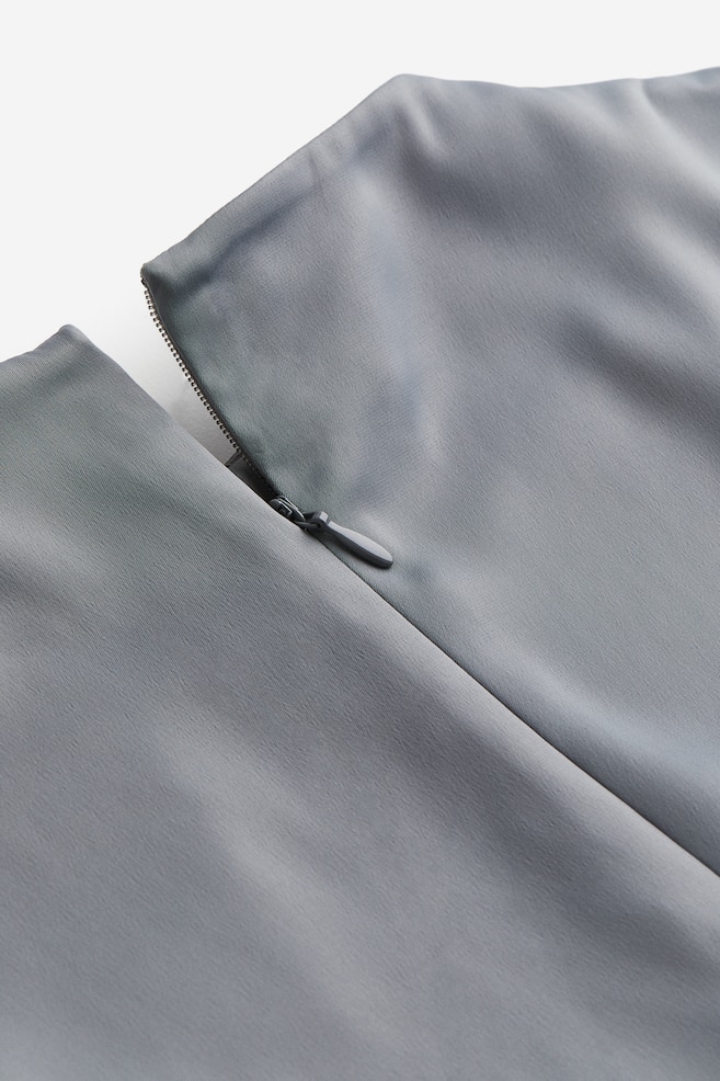Kleid mit betonter Taille - Grau/Schwarz/Hellblau/Rot - 6