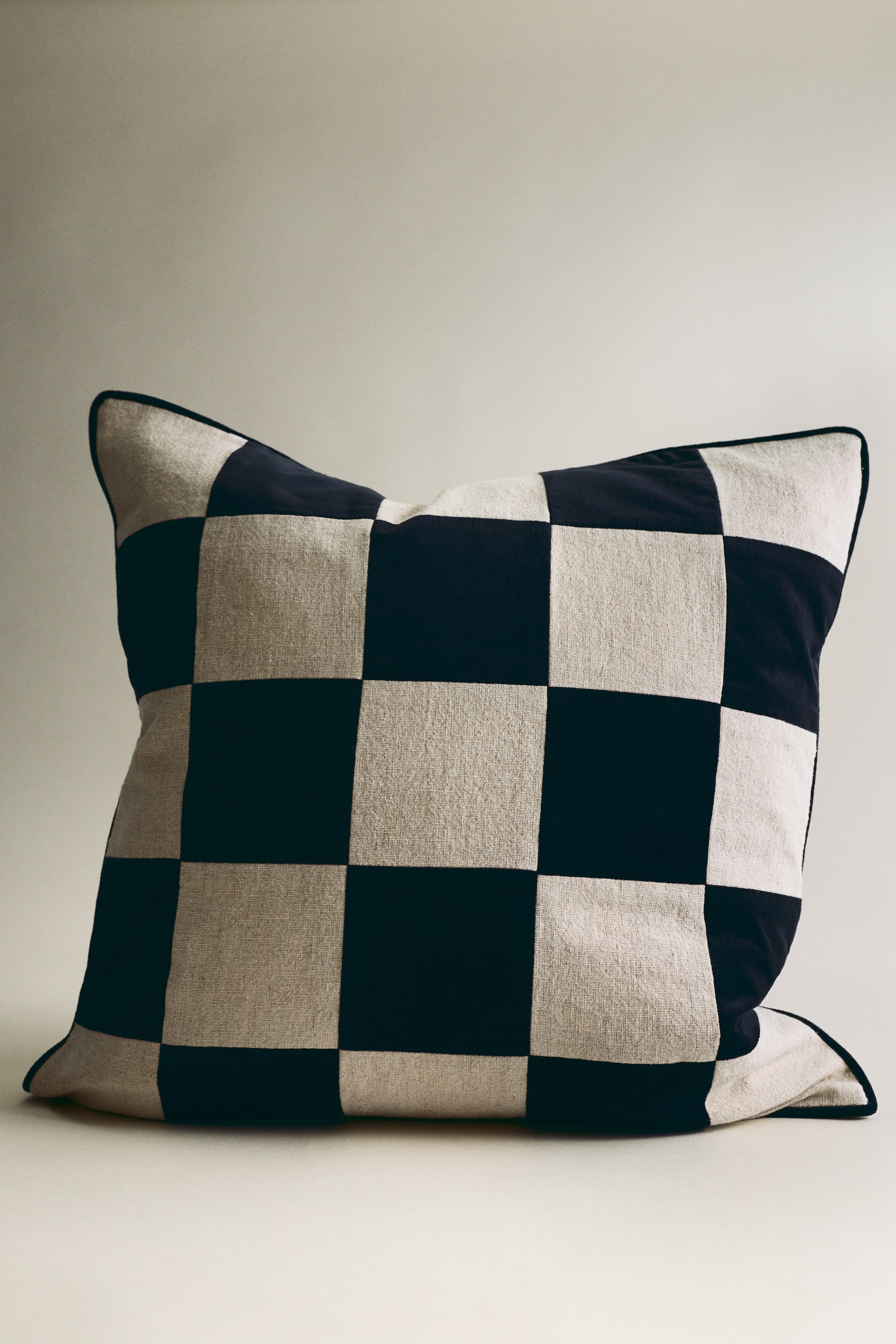 Visa större bild: Kuddfodral i linmix - Beige/Rutig - Home All | H&M FI 1