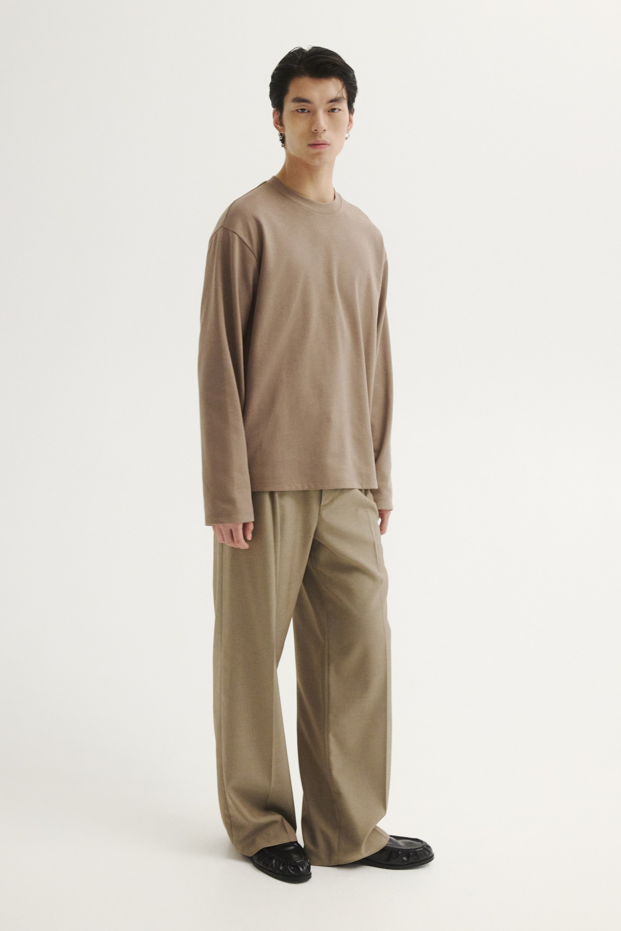 View larger image: Cooling Relaxed Fit Long-sleeved T-shirt - Mole - Men | H&M HK 1