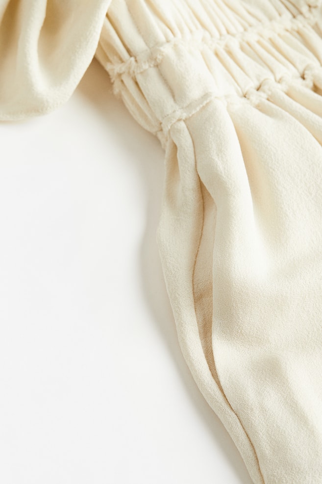 Kjole i silkeblanding med smocksyet talje - Lys beige/Sort - 6