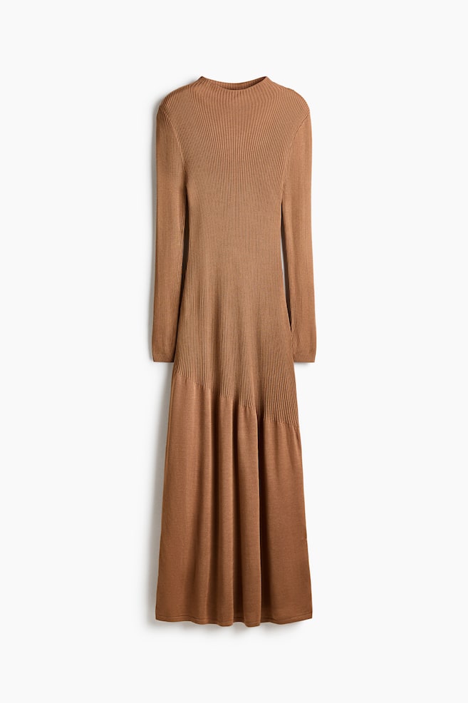 Geripptes Strickkleid - Dunkelbeige - 1