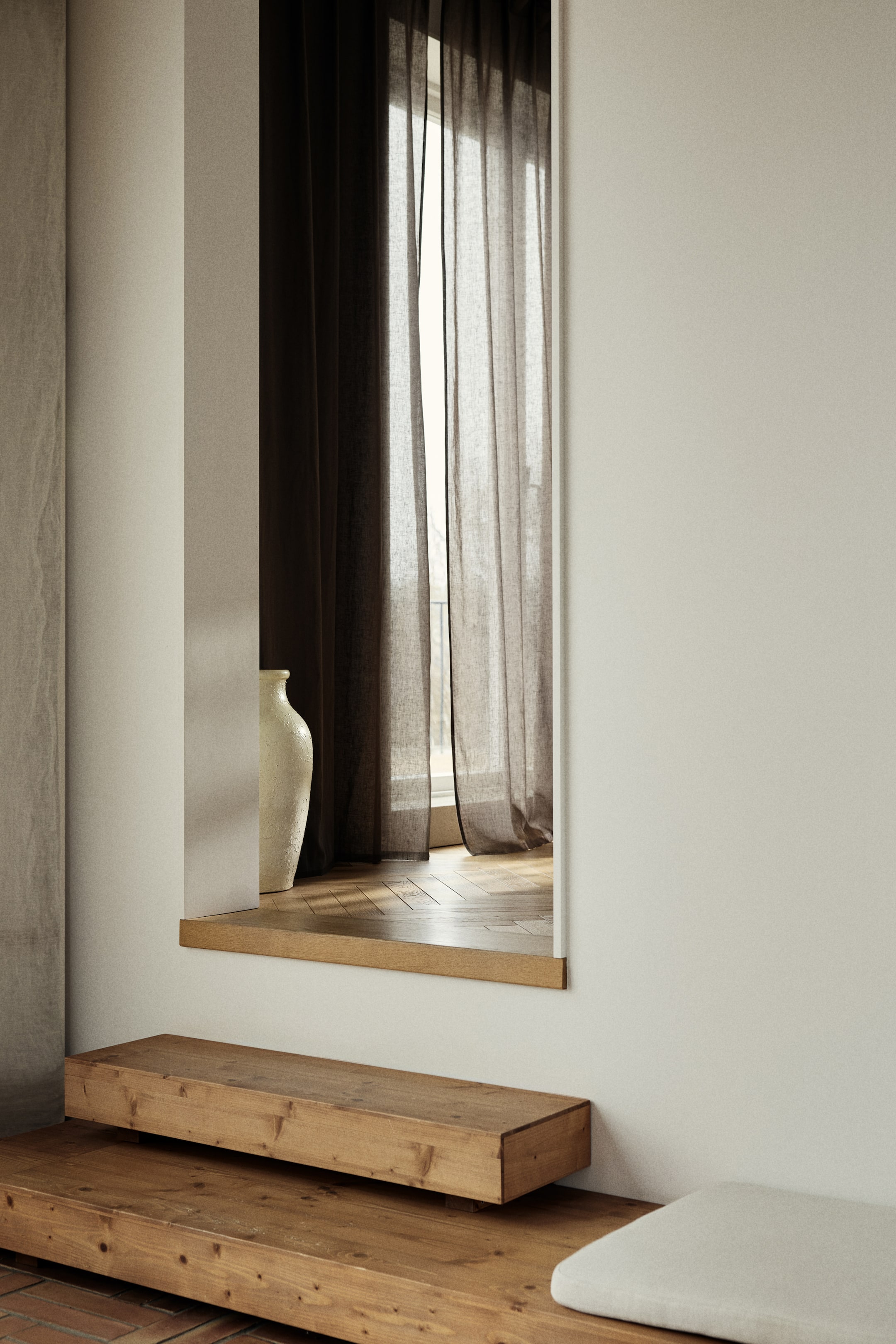 Visualizza immagine più grande: Un'unità a parete integrata presenta uno specchio rettangolare alto incassato in una parete di colore chiaro, riflettendo tende scure trasparenti, un vaso di colore chiaro e un pavimento in legno. Sotto lo specchio, una mensola in legno sospesa è posizionata sopra una piattaforma in legno più ampia.