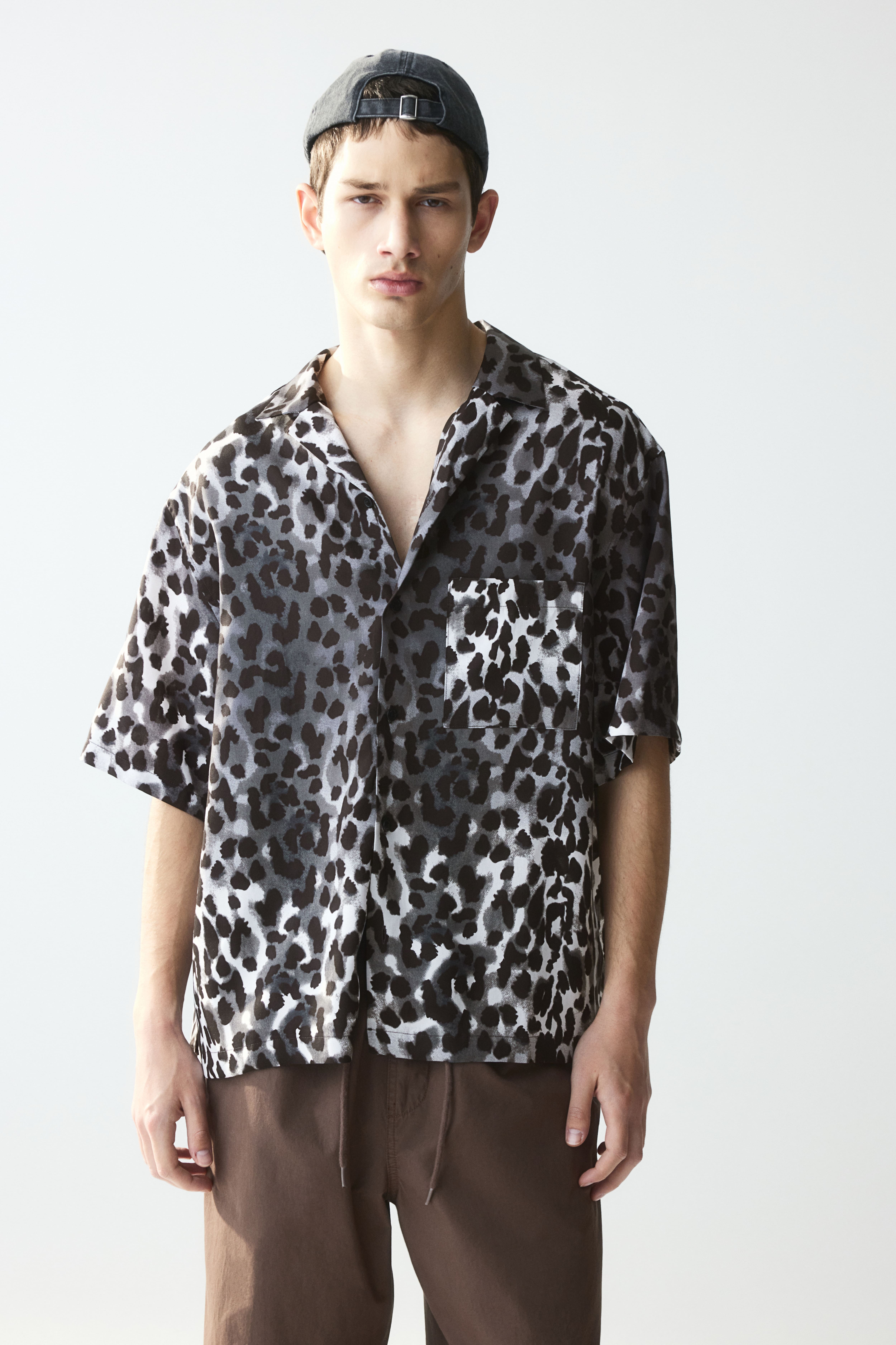 Chemise Loose Fit en lyocell avec col cubain Gris imprime leopard HOMME H M BE