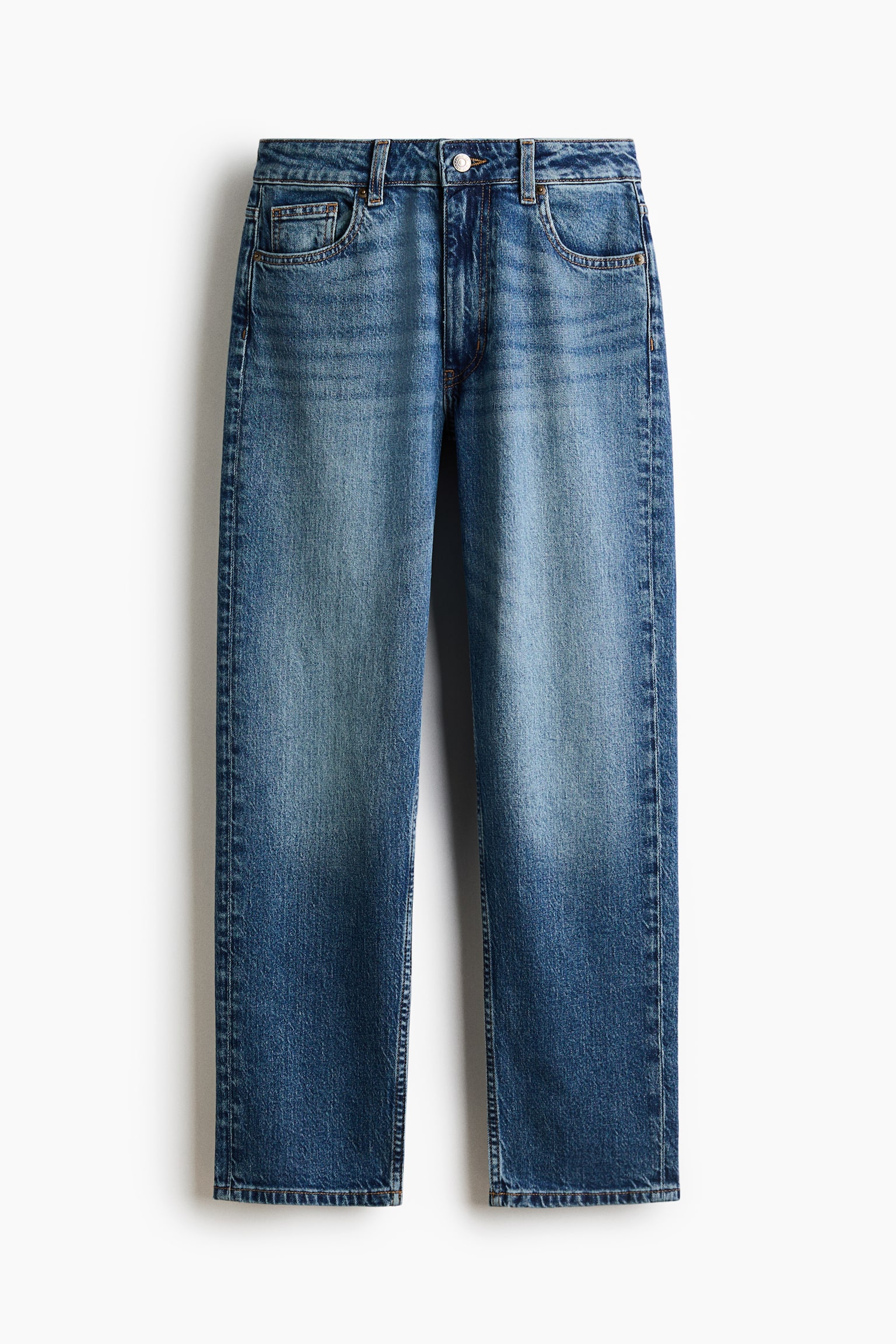 Ces jeans en denim à taille haute à cinq poches sont suspendus de face, présentant un délavage bleu moyen avec des effets délavés le long des cuisses. Les jeans sont dotés d'une braguette zippée avec fermeture à bouton, de passants de ceinture et de jambes droites légèrement fuselées vers l'ourlet.