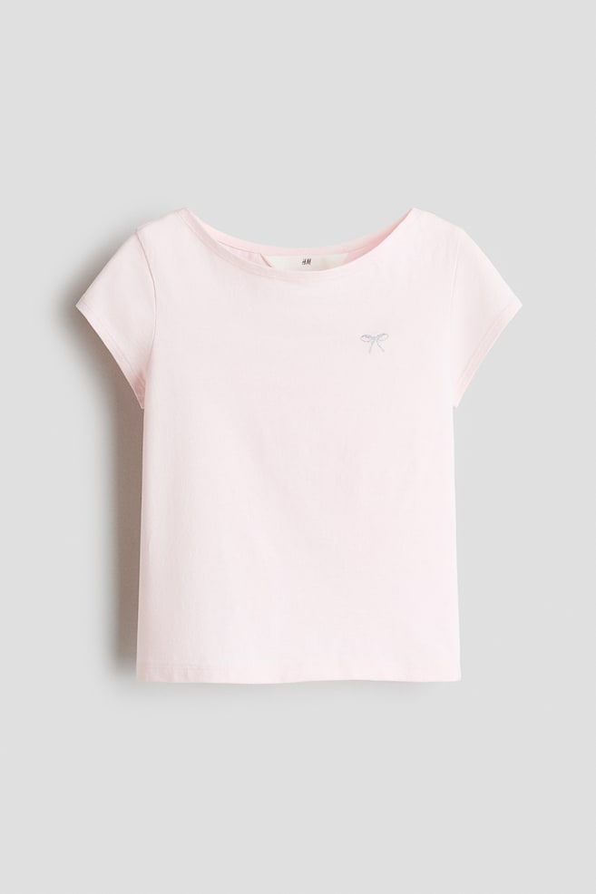 Shirt mit U-Boot-Ausschnitt und Motivdetail - Hellrosa/Schleife/Weiß/Gestreift - 1