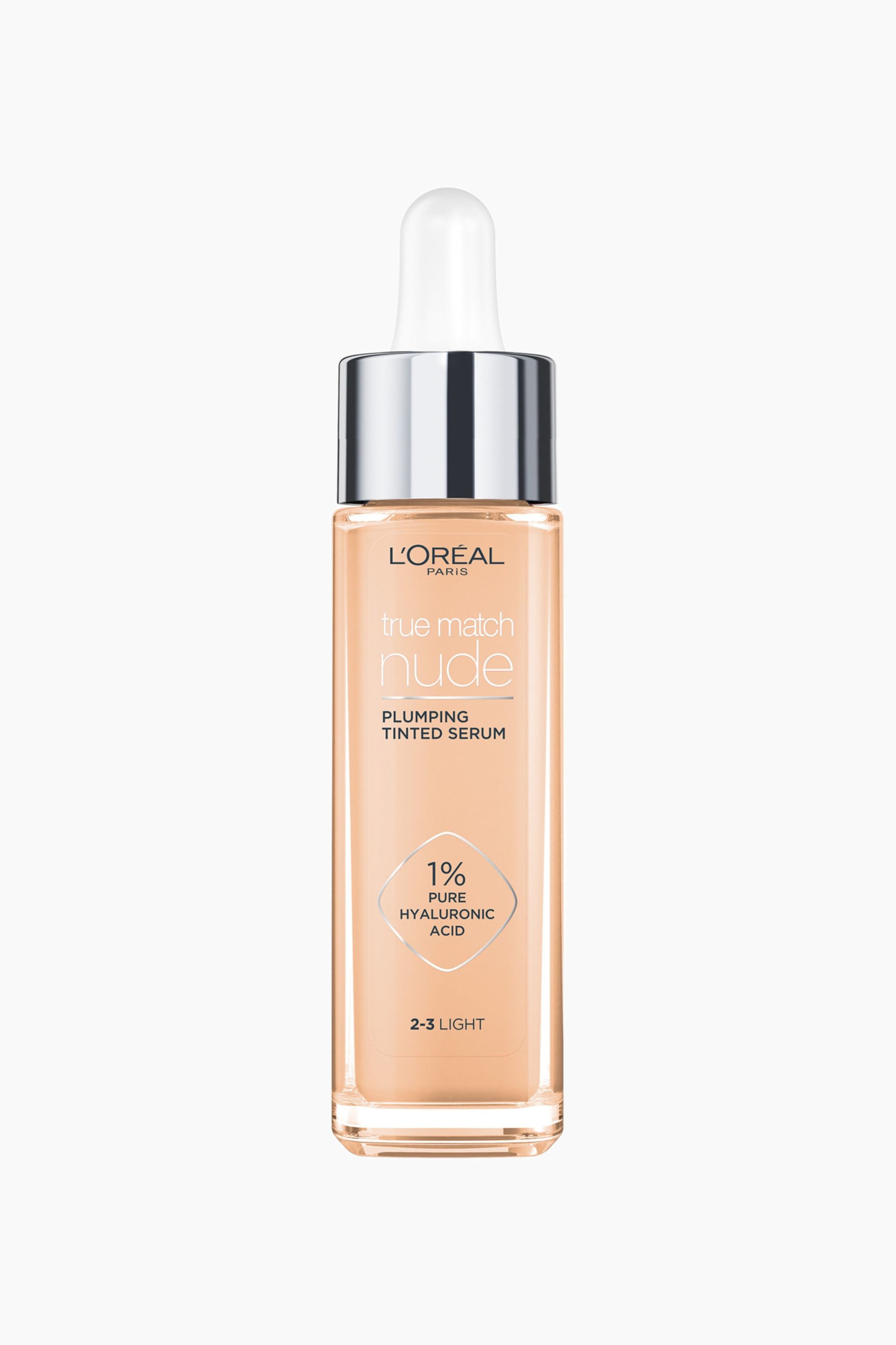 Se større billede: L'Oréal True Match Nude Plumping Tinted Serum præsenteres i en gennemsigtig rektangulær flaske, vendt fremad og fyldt med en lys ferskenfarvet væske. En hvid pipetteapplikator med en sølvfarvet krave sidder på toppen af flasken, og frontetiketten viser 'Plumping Tinted Serum', '1% Pure Hyaluronic Acid' og '2-3 Light'.