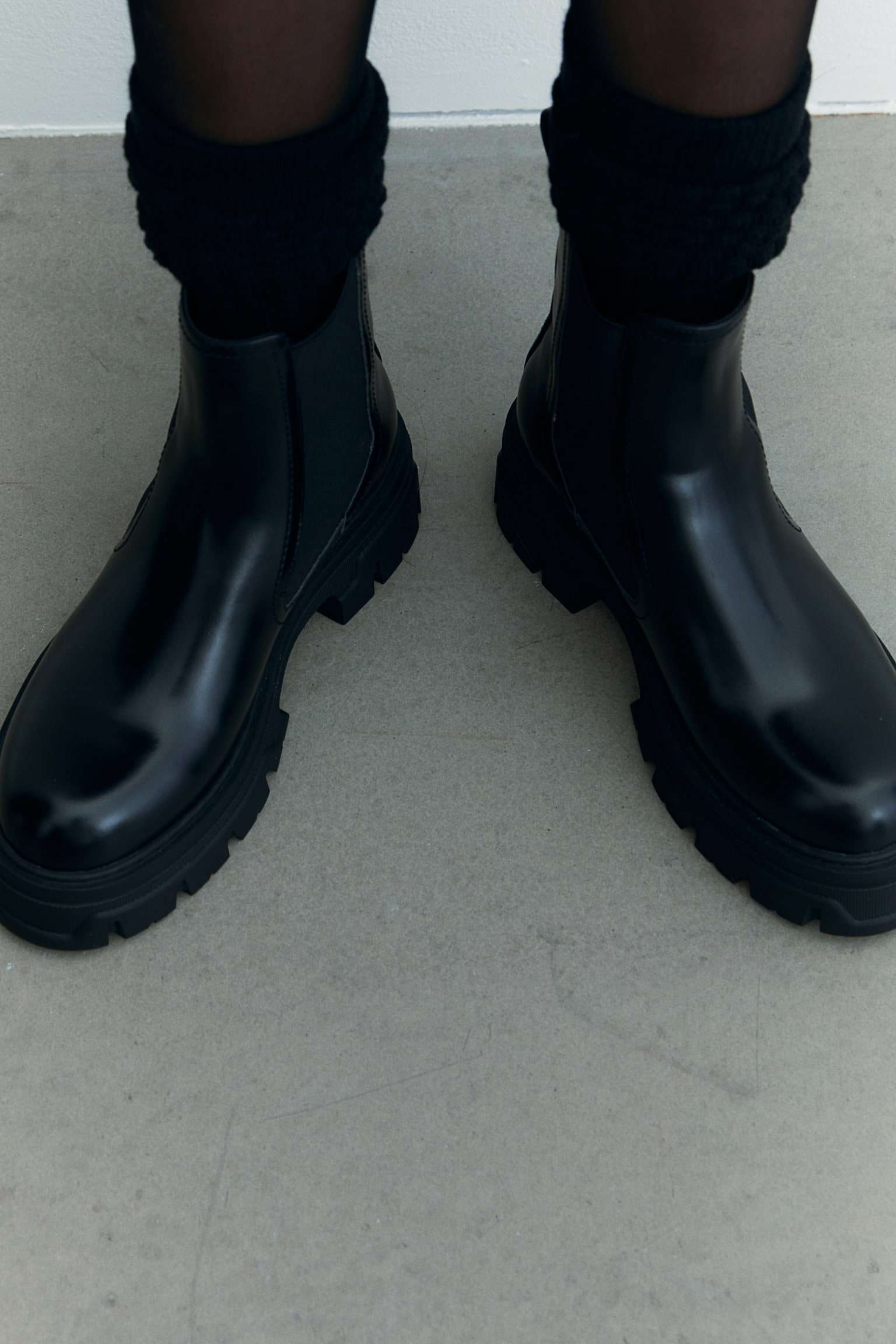 Chunky Chelsea Boots - Black - 4