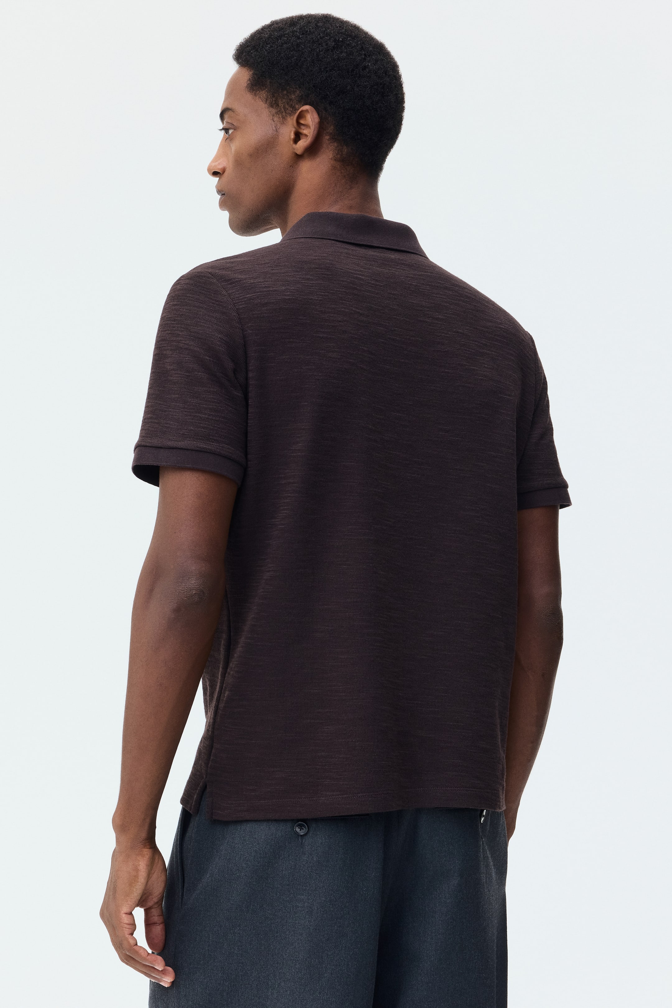 הצגת תמונה גדולה יותר: חולצת פולו מסריג ז'קארד Slim Fit - חום כהה - Men | H&M IL 3